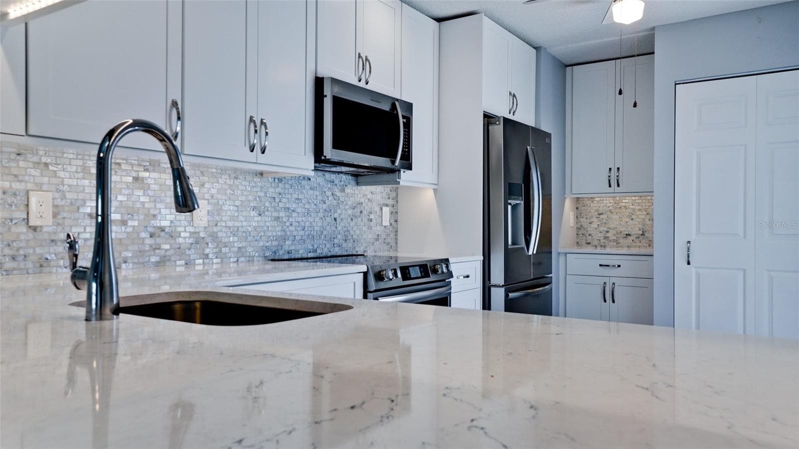 HANDSOME BLUE/GREEN BACKSPLASH - 506 WOODSTORK CIR, BRADENTON