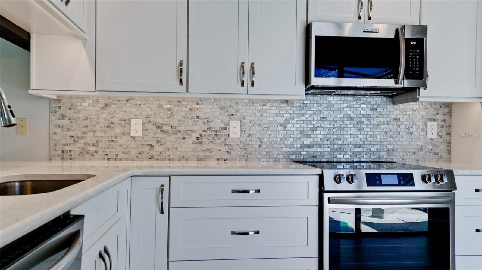 BEAUTIFUL UPDATED KITCHEN WHITE CABINETRY STAINLESS APPLIANCES - 506 WOODSTORK CIR, BRADENTON