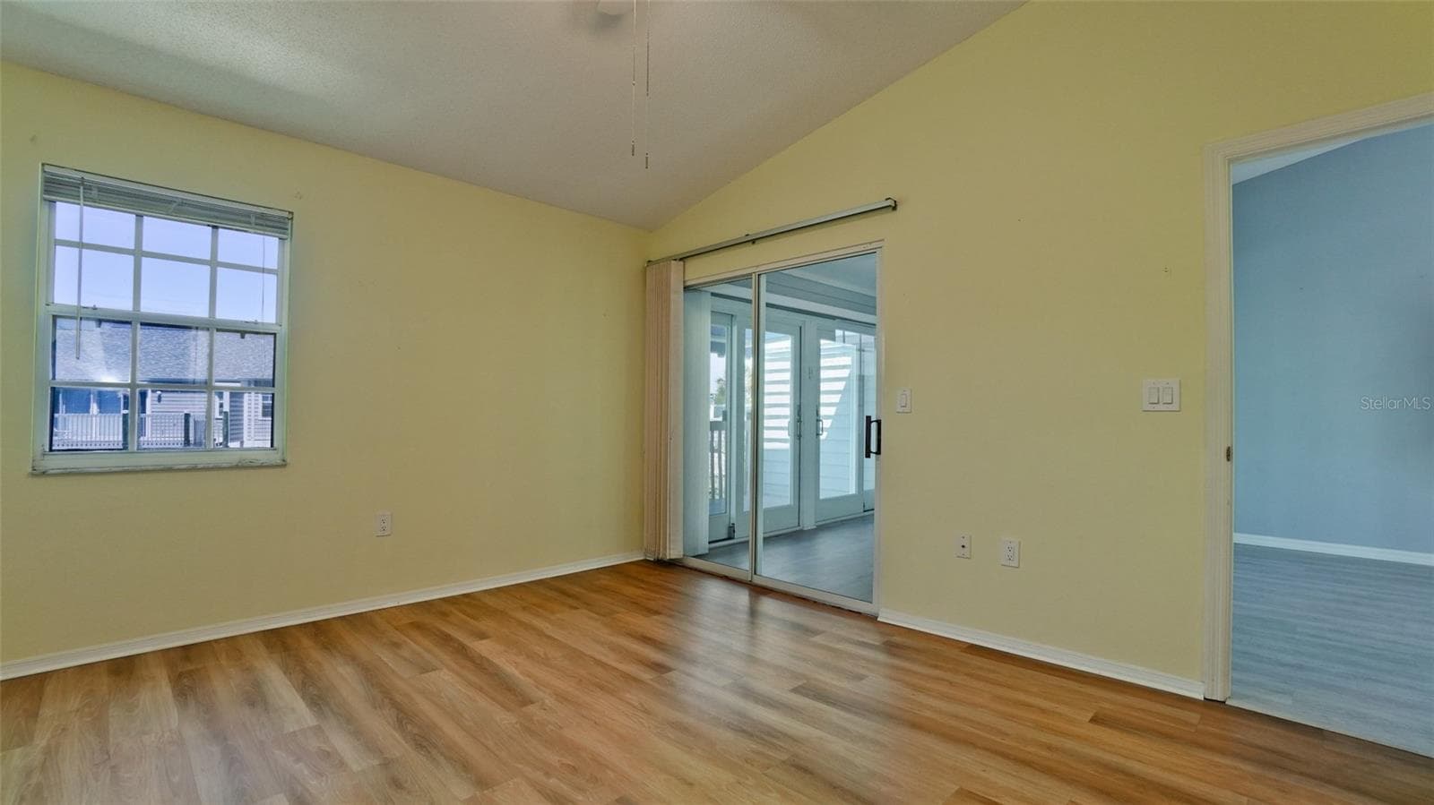 PRIMARY BEDROOM WITH ACCESS TO LANAI & EN SUITE BATH - 506 WOODSTORK CIR, BRADENTON