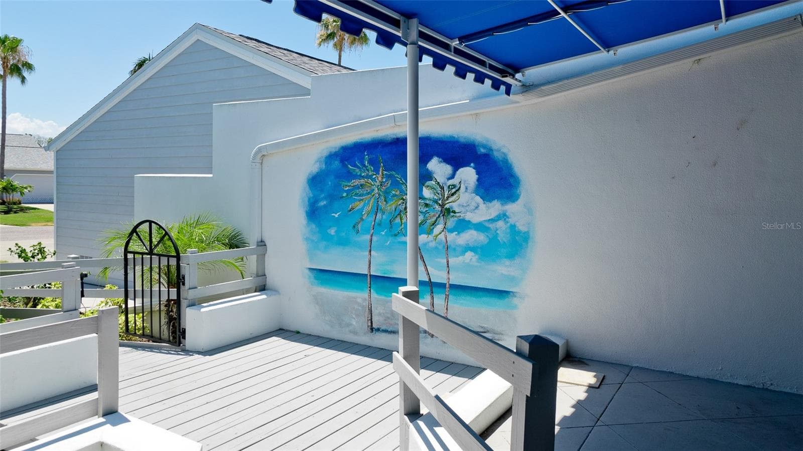 COURTYARD HAS AWNING FOR SHADE - 506 WOODSTORK CIR, BRADENTON