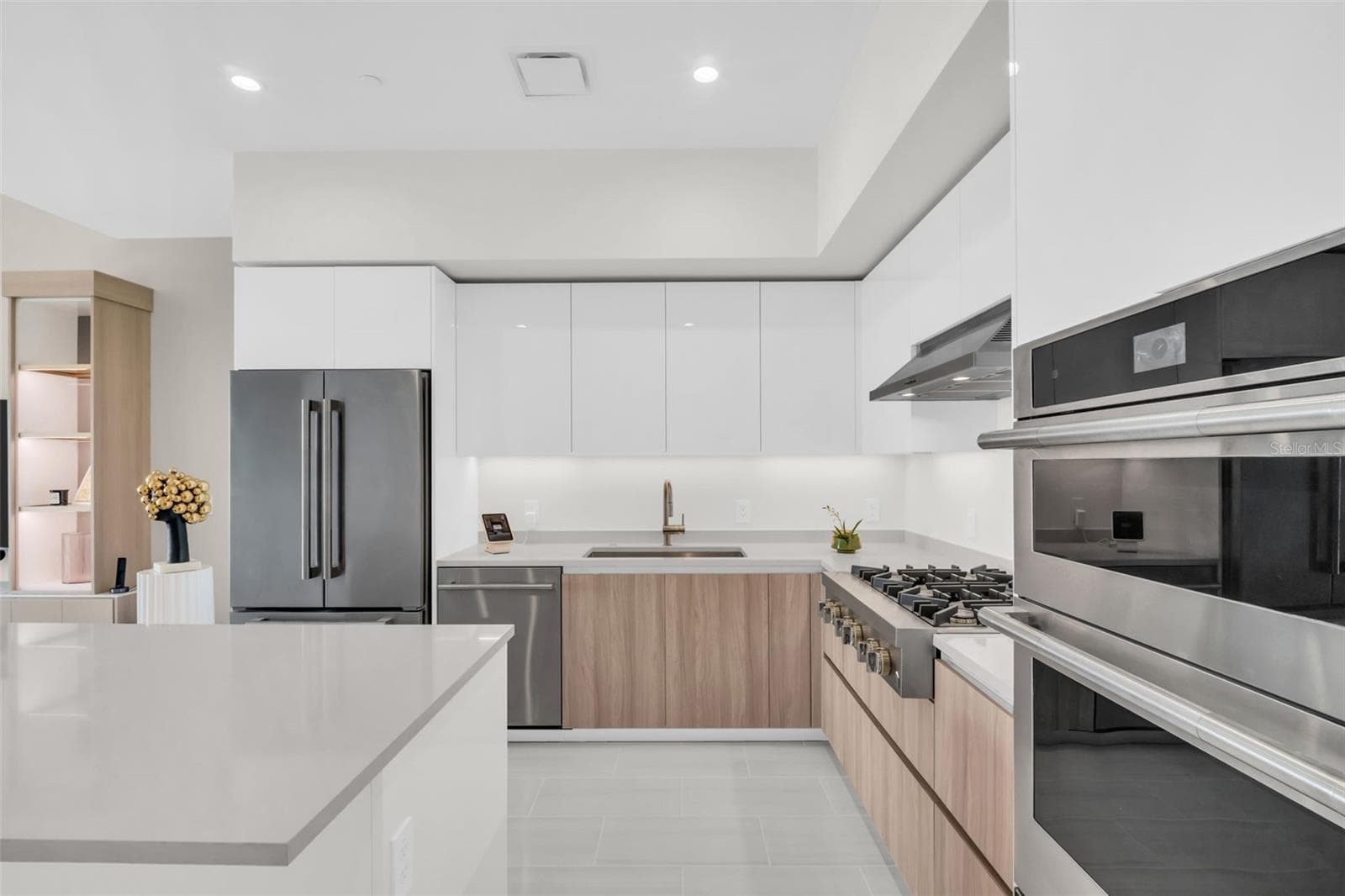 Condominium at 400 CENTRAL AVE #2705, ST PETERSBURG, photo 2 of 17