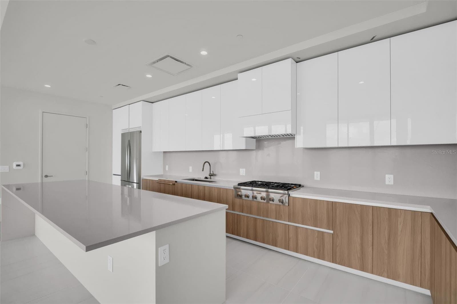 Condominium at 400 CENTRAL AVE #2705, ST PETERSBURG, photo 6 of 17