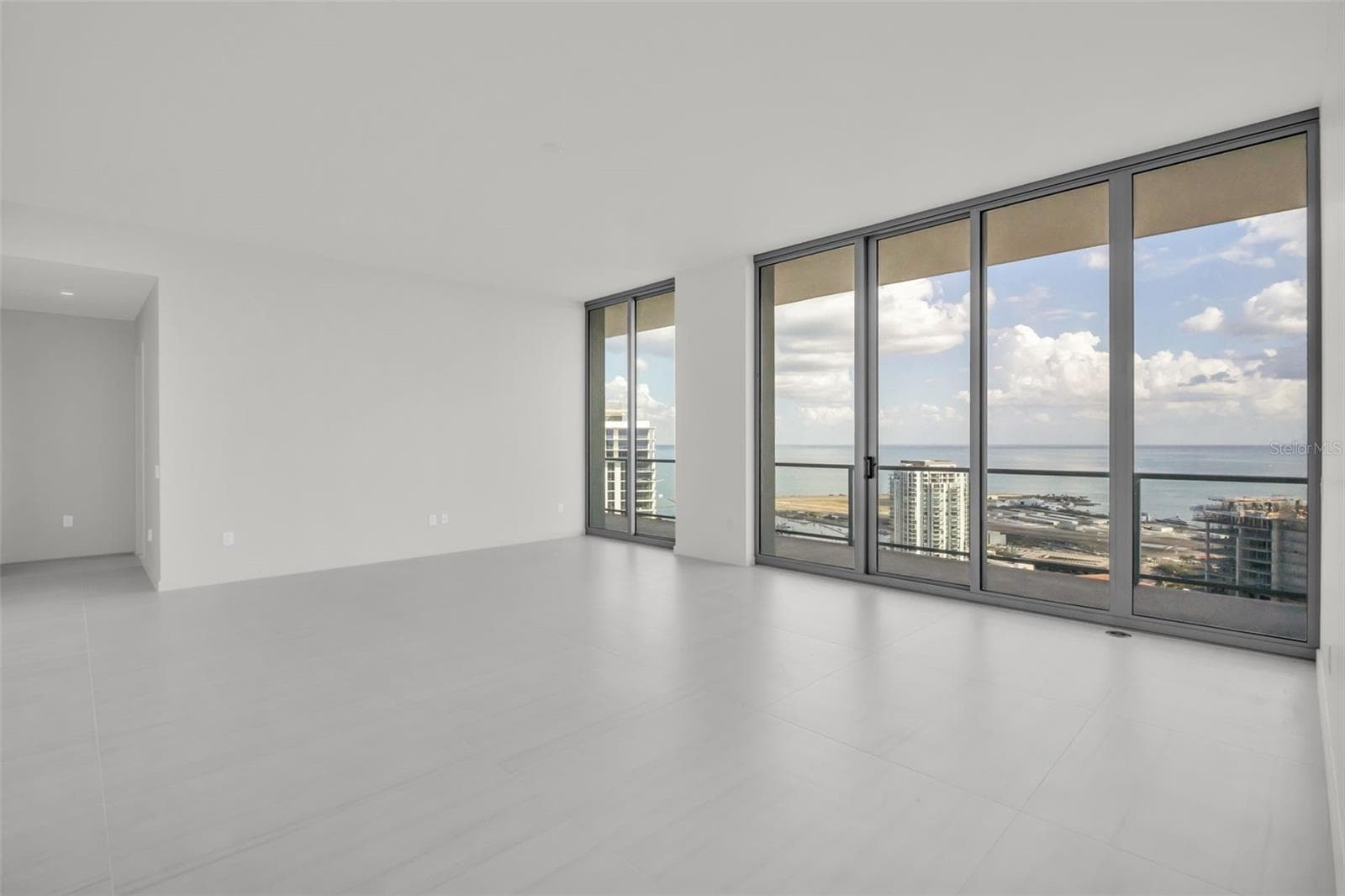 Condominium at 400 CENTRAL AVE #2705, ST PETERSBURG, photo 7 of 17