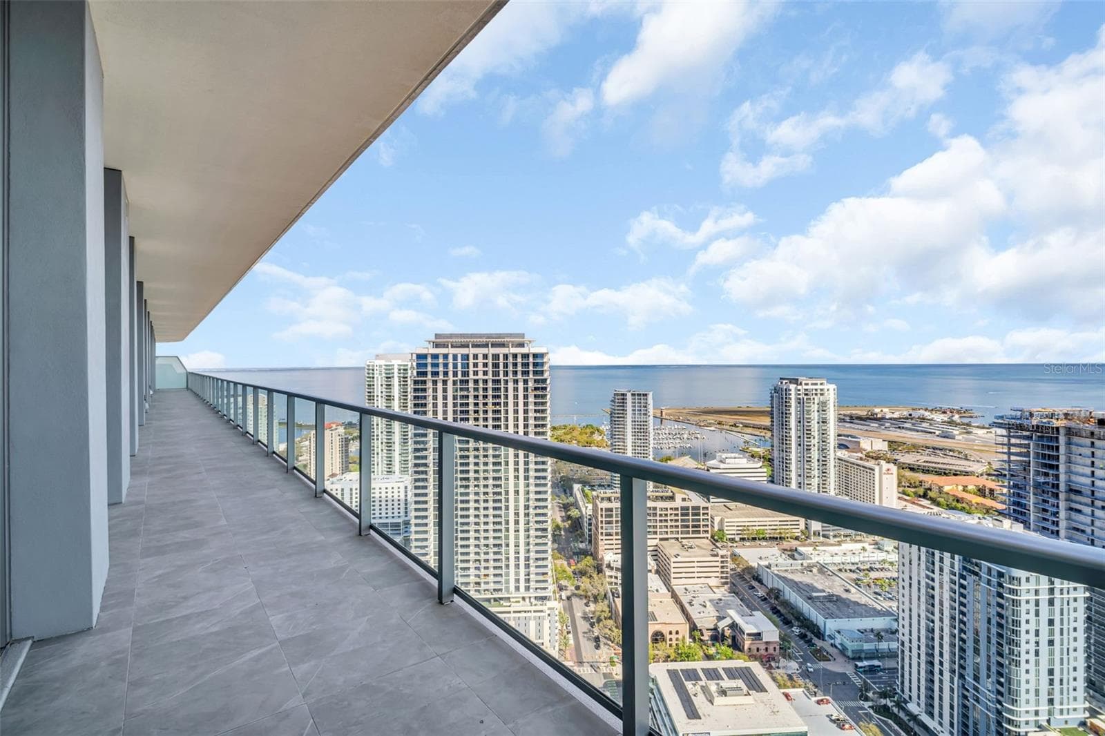 Condominium at 400 CENTRAL AVE #2705, ST PETERSBURG, photo 8 of 17