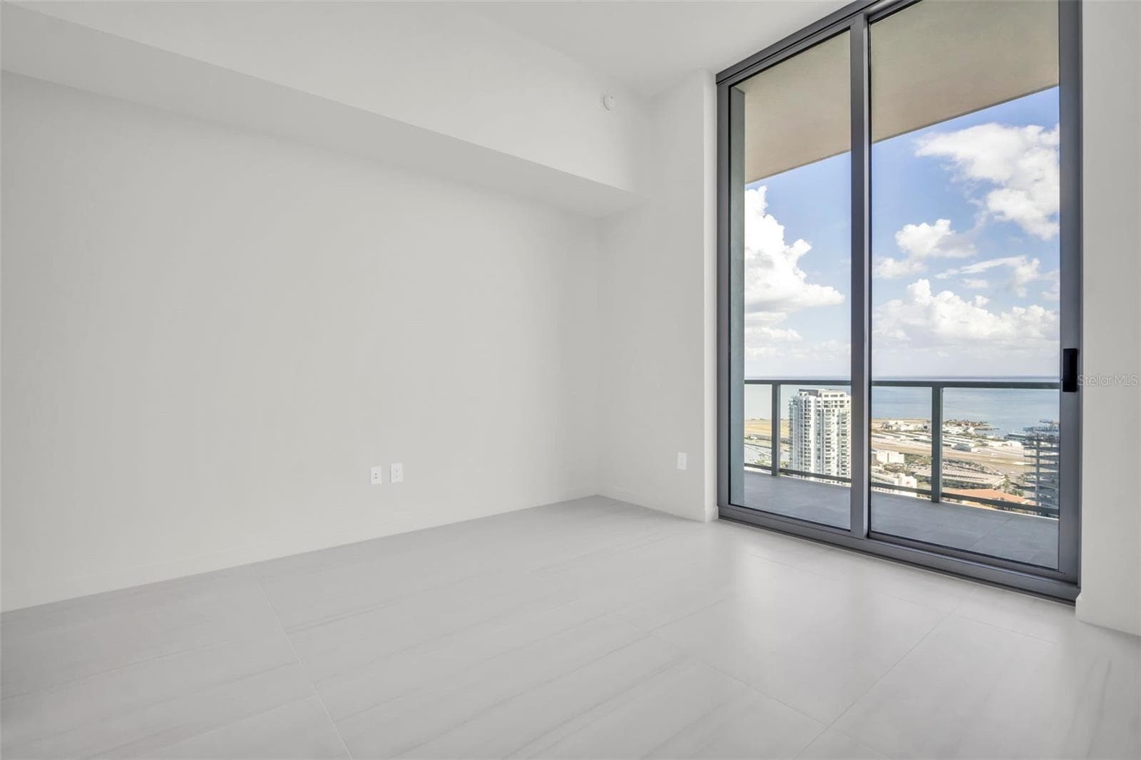 Condominium at 400 CENTRAL AVE #2705, ST PETERSBURG, photo 9 of 17