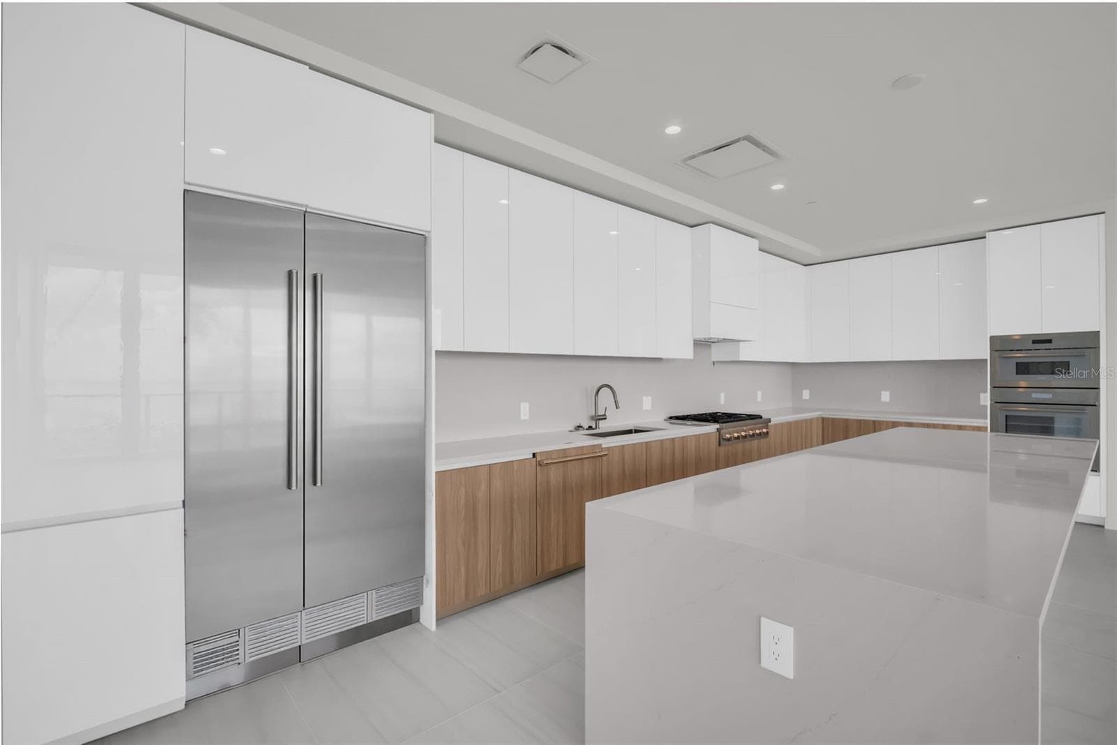 Condominium at 400 CENTRAL AVE #2705, ST PETERSBURG, photo 10 of 17