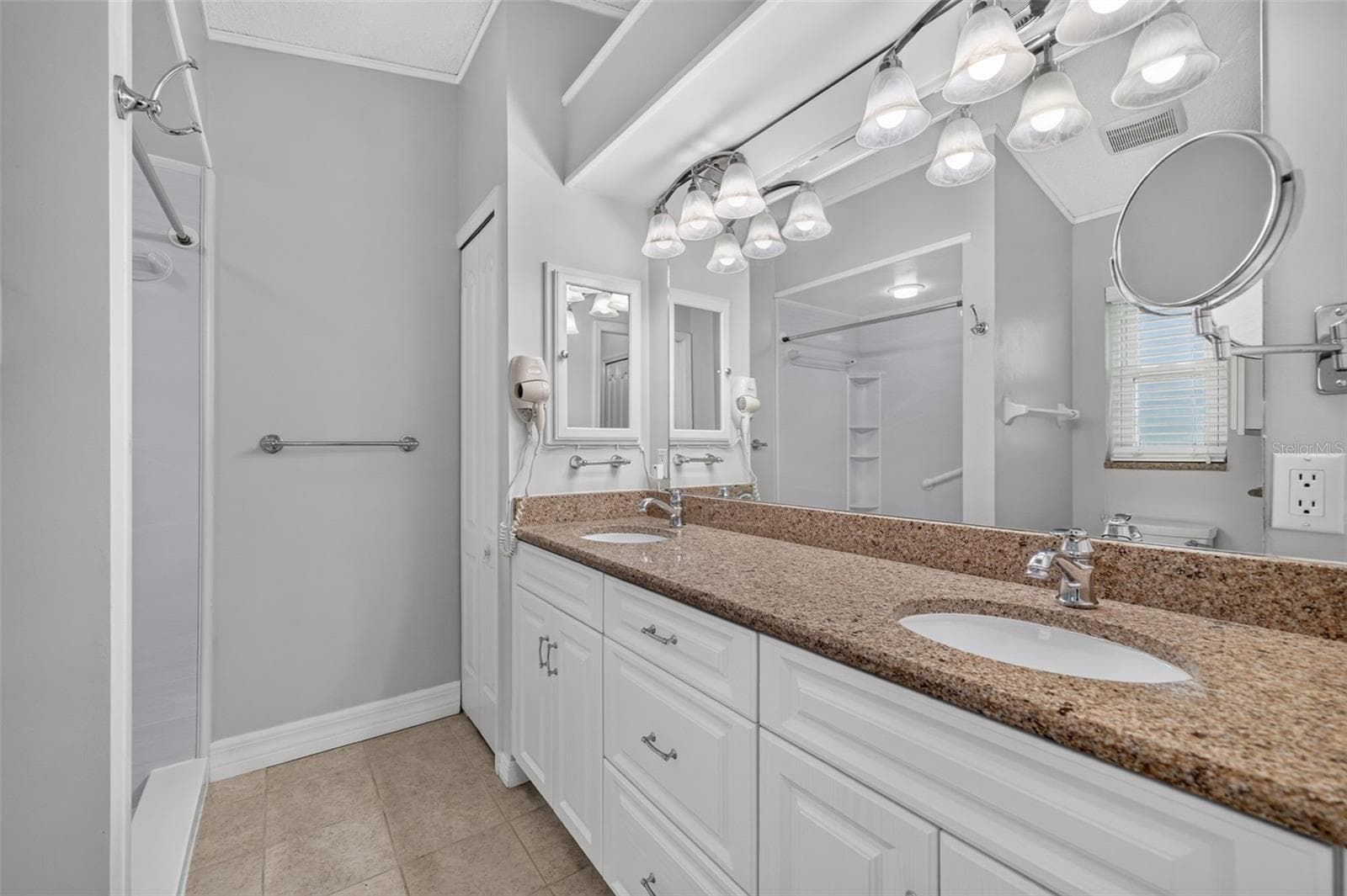 Primary Bath with Linen Closet - 4431 FERN DR, BRADENTON