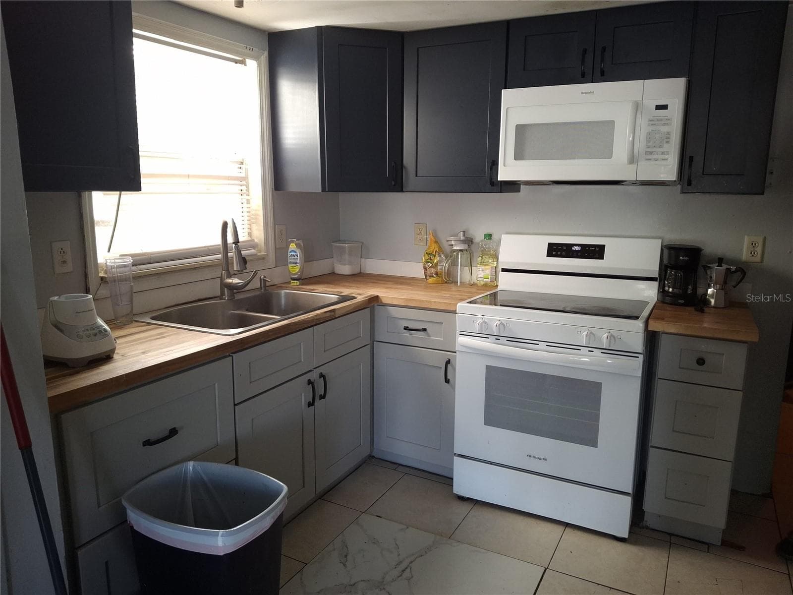 Single Family Residence at 1127 AUBURN ST, CLEARWATER, photo 3 of 15