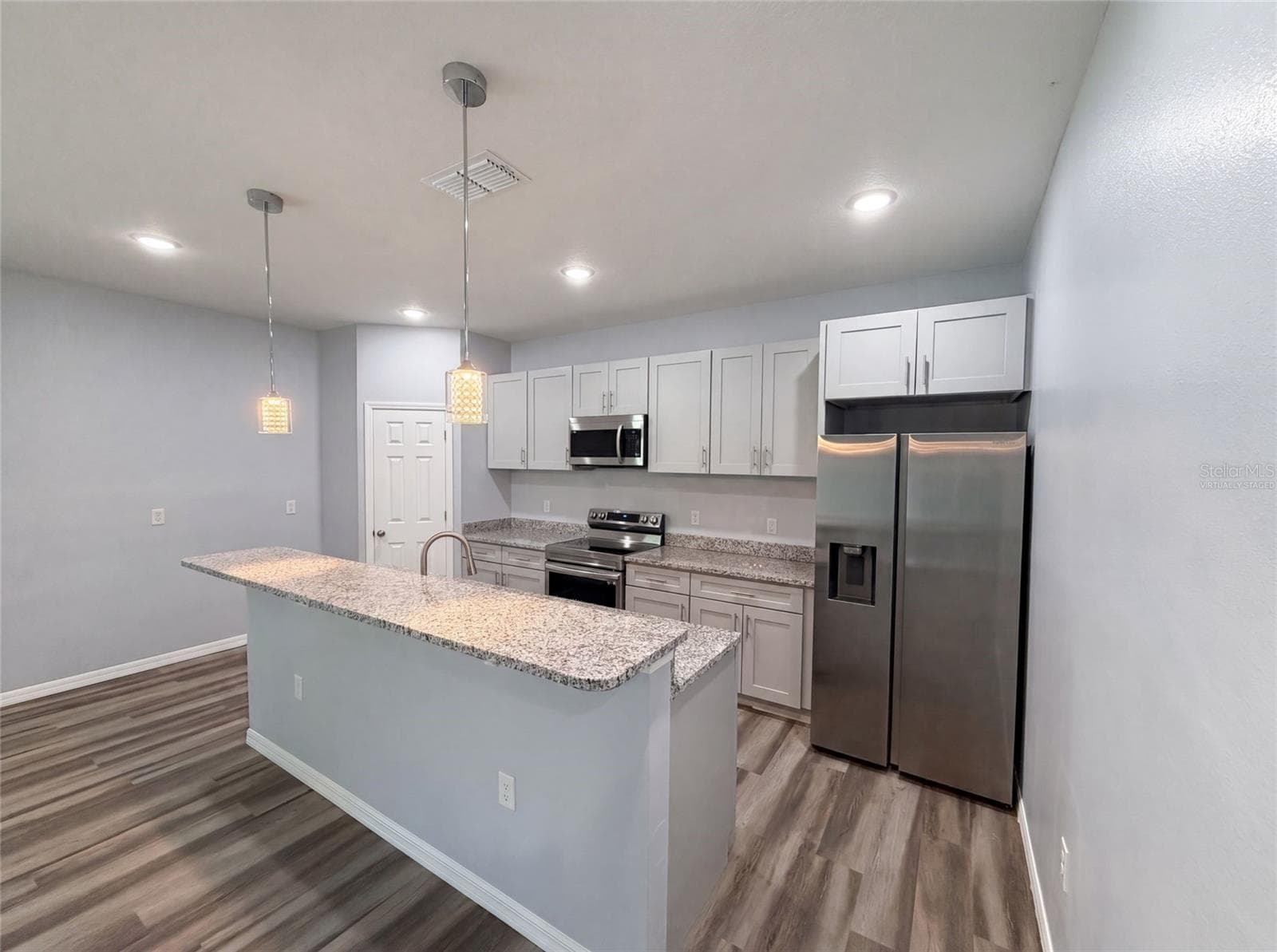 Single Family Residence at 1013 W 11TH ST, SANFORD, photo 2 of 27
