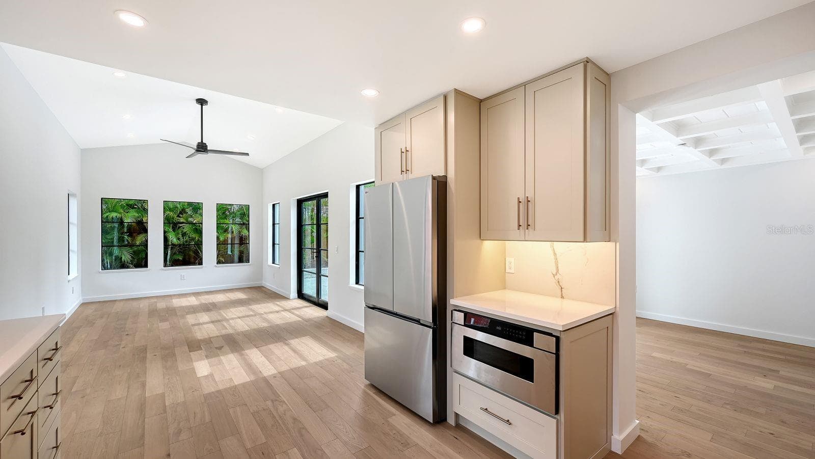 Single Family Residence at 1041 INDIAN BEACH DR, SARASOTA, photo 10 of 29