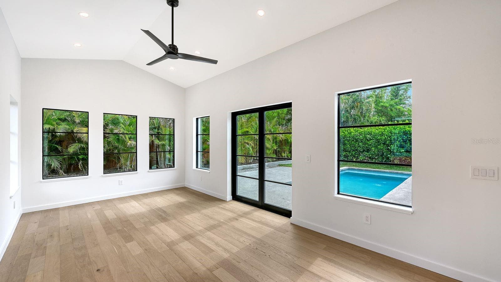 Single Family Residence at 1041 INDIAN BEACH DR, SARASOTA, photo 13 of 29