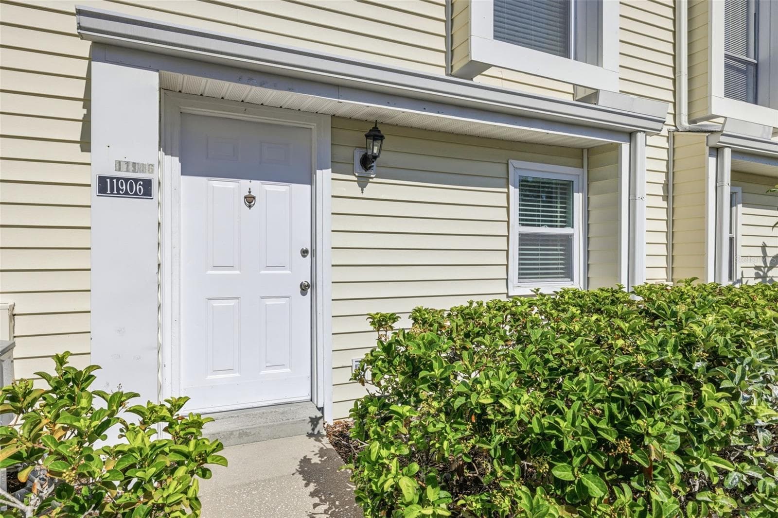 Townhouse at 11906 CYPRESS HILL CIR, TAMPA, photo 3 of 26