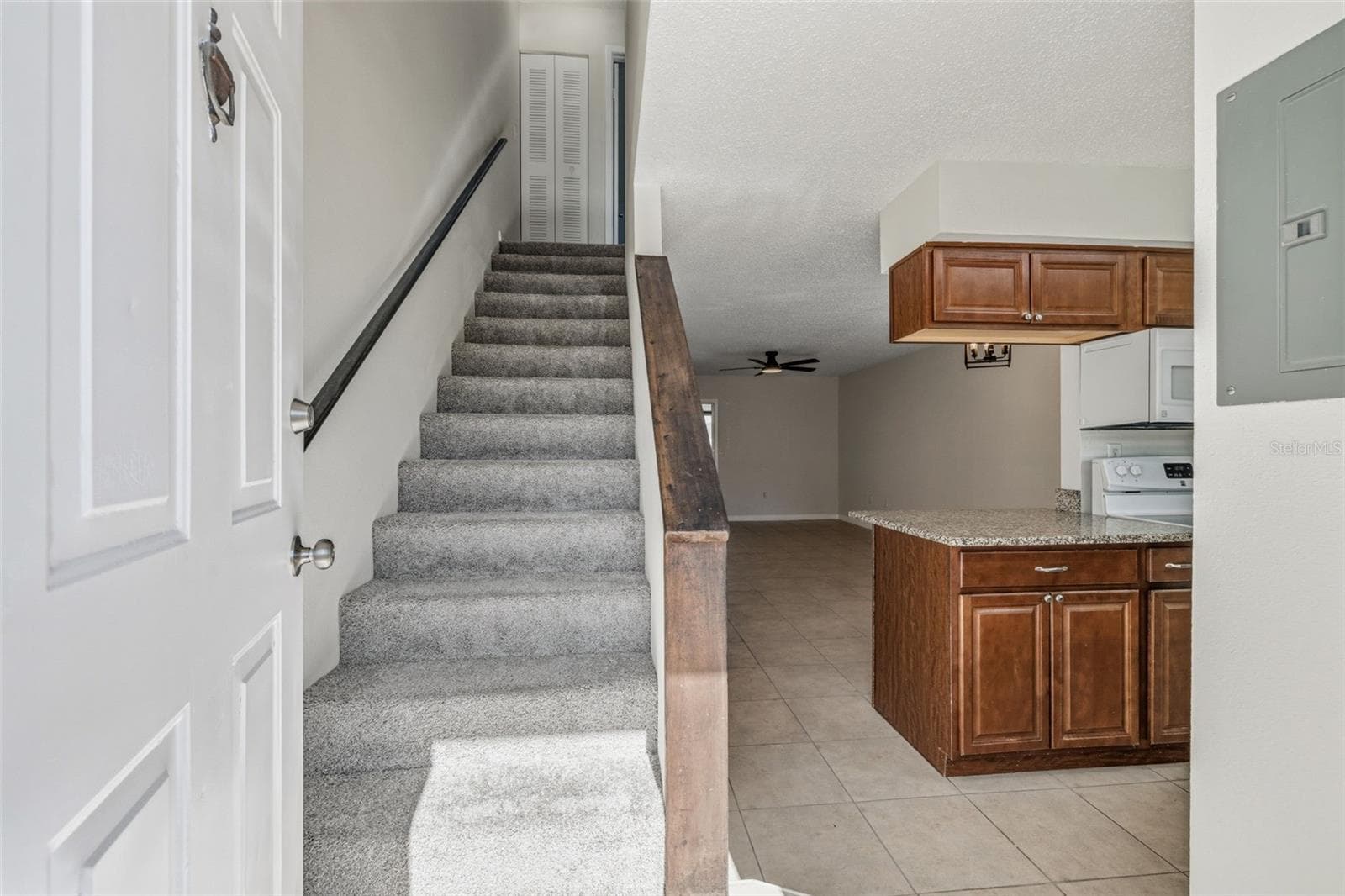 Townhouse at 11906 CYPRESS HILL CIR, TAMPA, photo 4 of 26