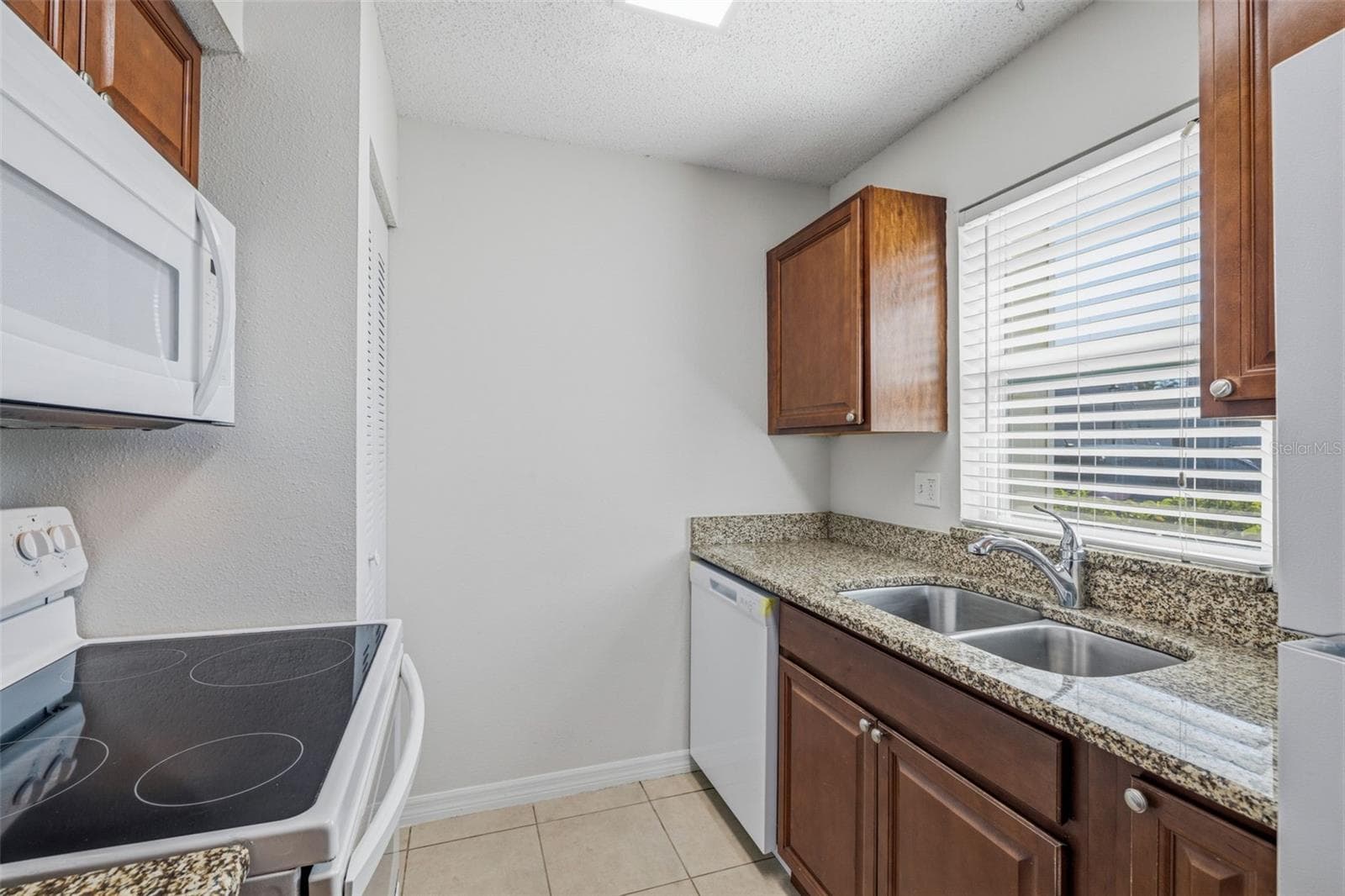 Townhouse at 11906 CYPRESS HILL CIR, TAMPA, photo 8 of 26