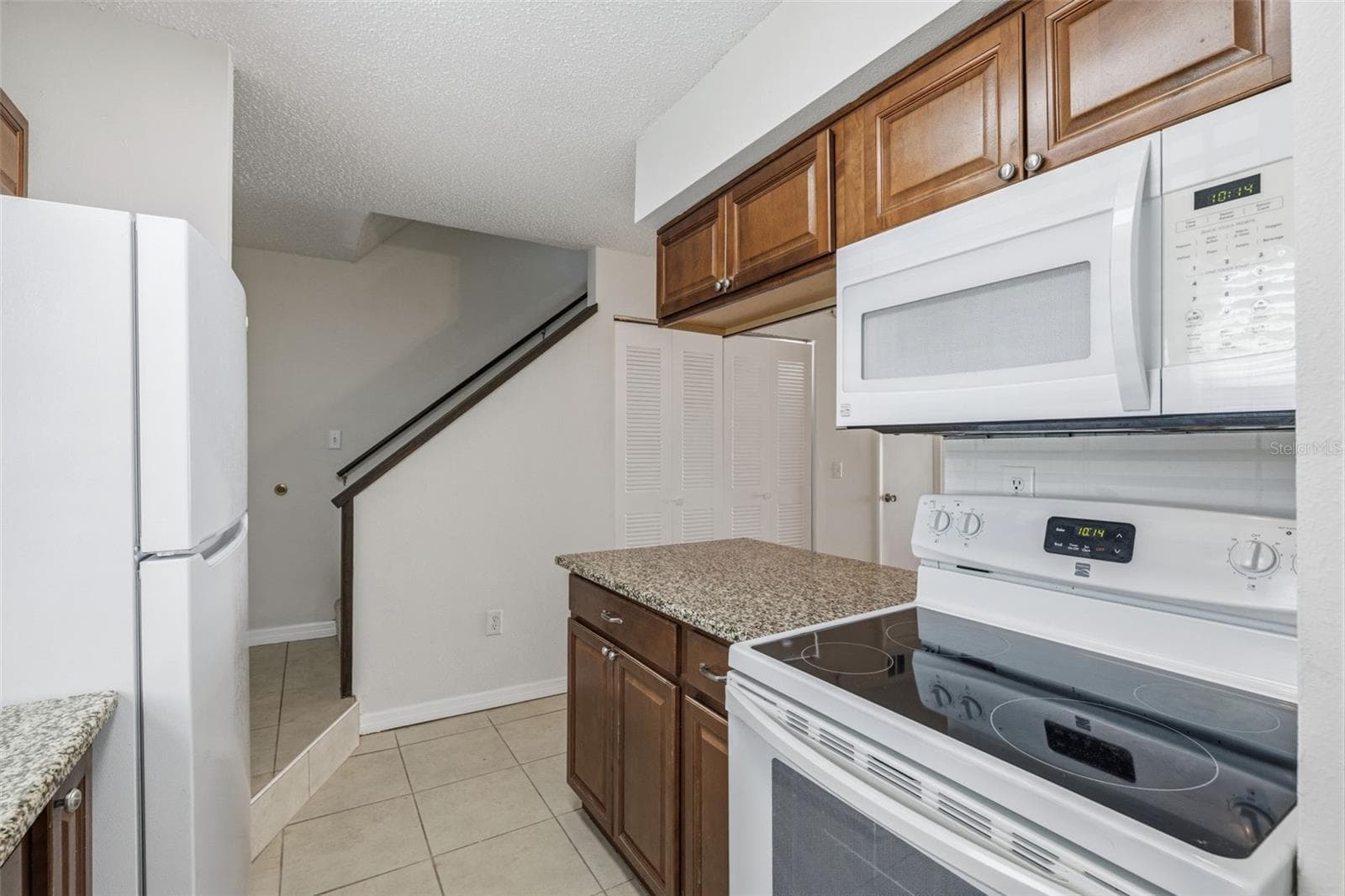 Townhouse at 11906 CYPRESS HILL CIR, TAMPA, photo 9 of 26