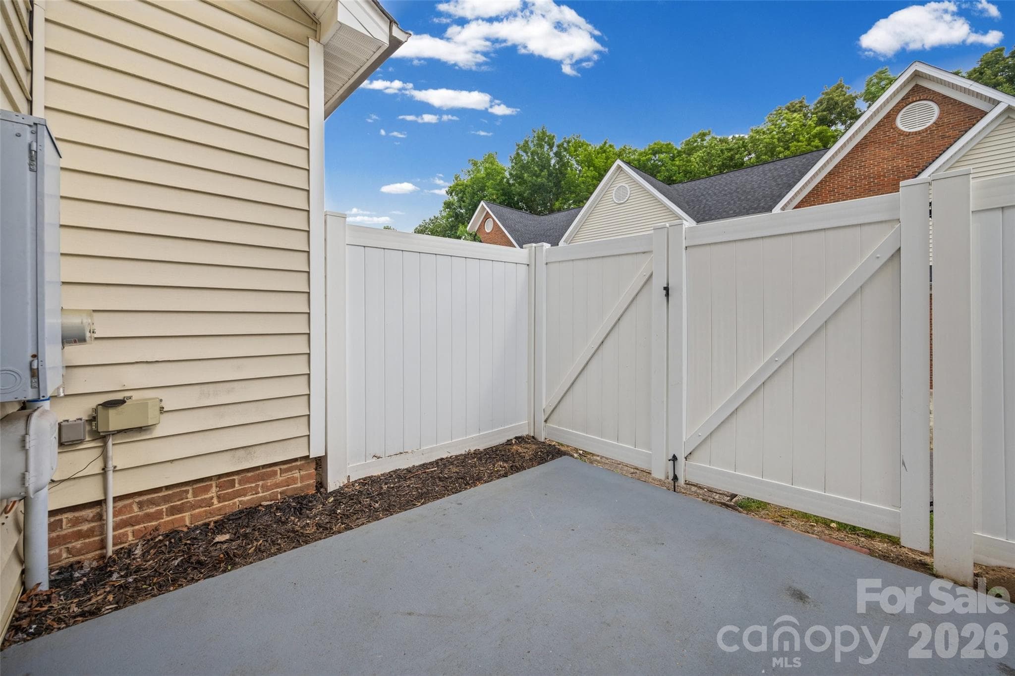 Townhouse at 2113 Lennoxshire Square Court, Charlotte, photo 22 of 26