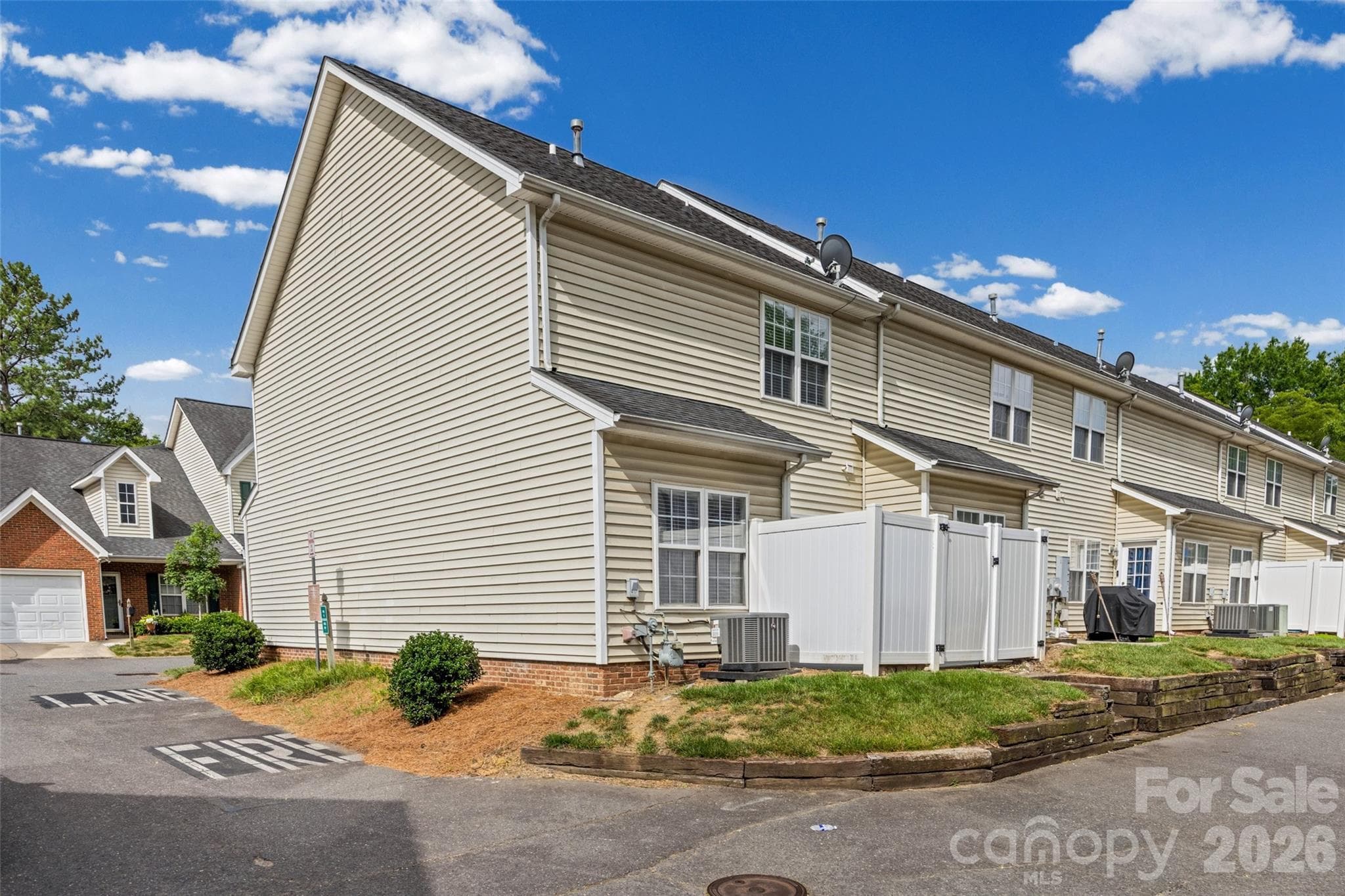 Townhouse at 2113 Lennoxshire Square Court, Charlotte, photo 24 of 26
