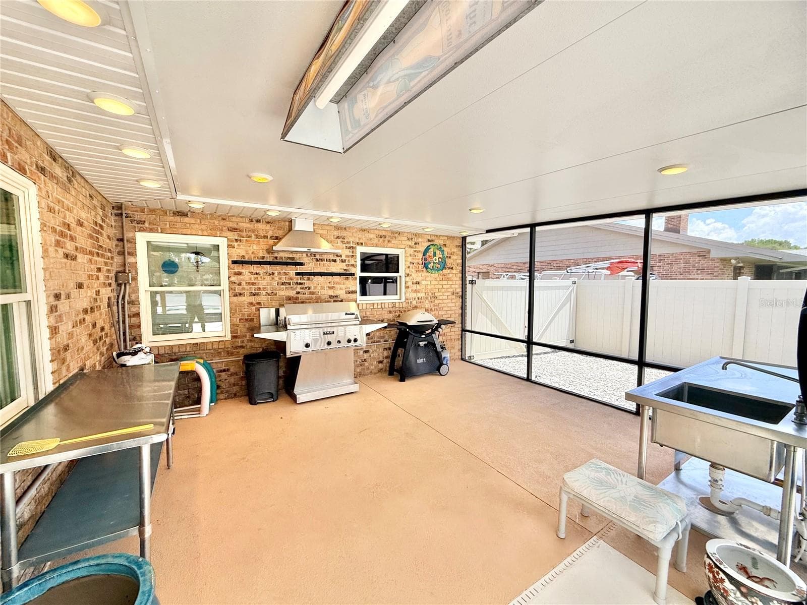 Outdoor kitchen - 209 W DELAWARE ST, TAVARES