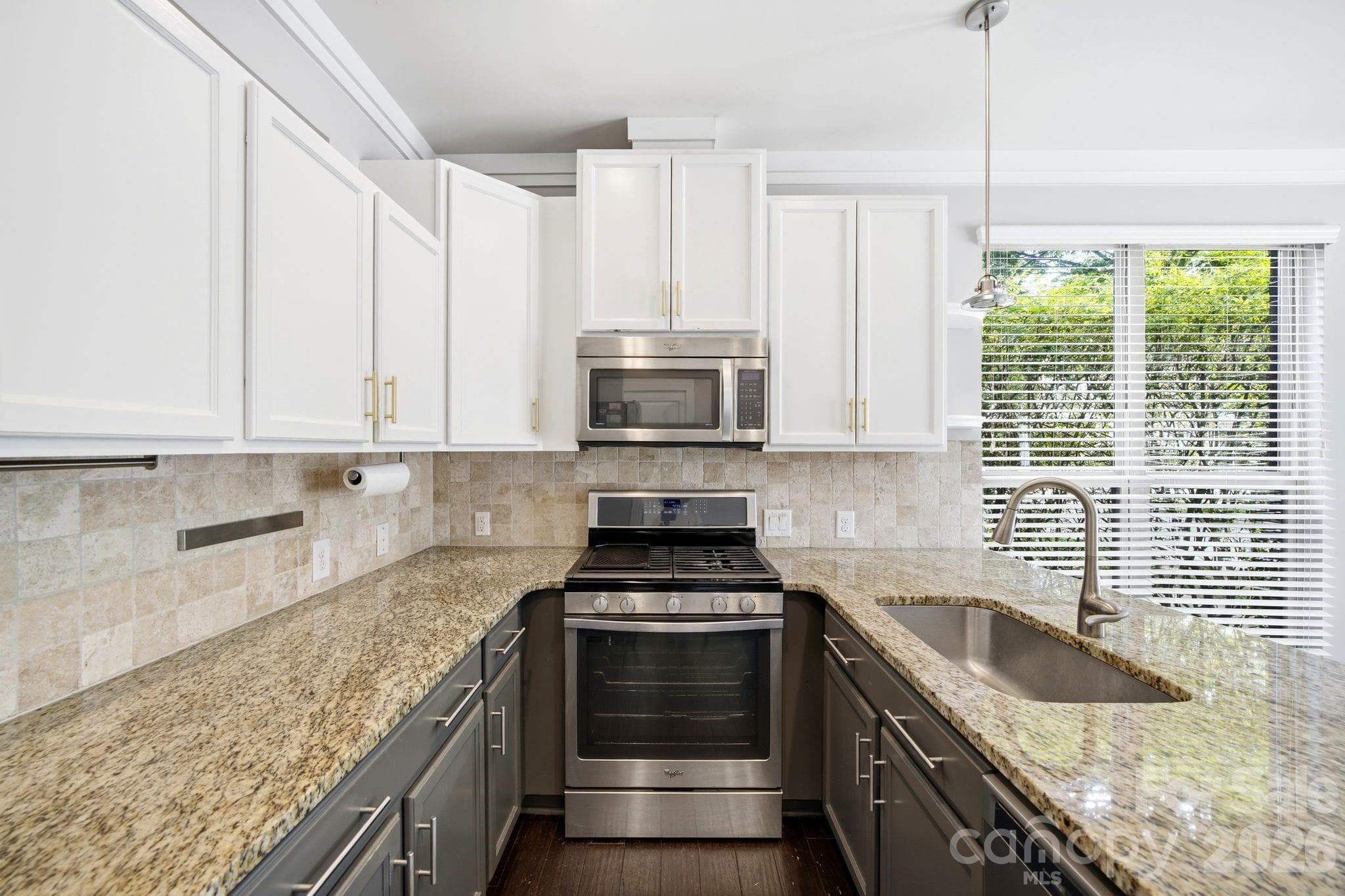 Kitchen with gas range - 923 Warren Burgess Lane, Charlotte