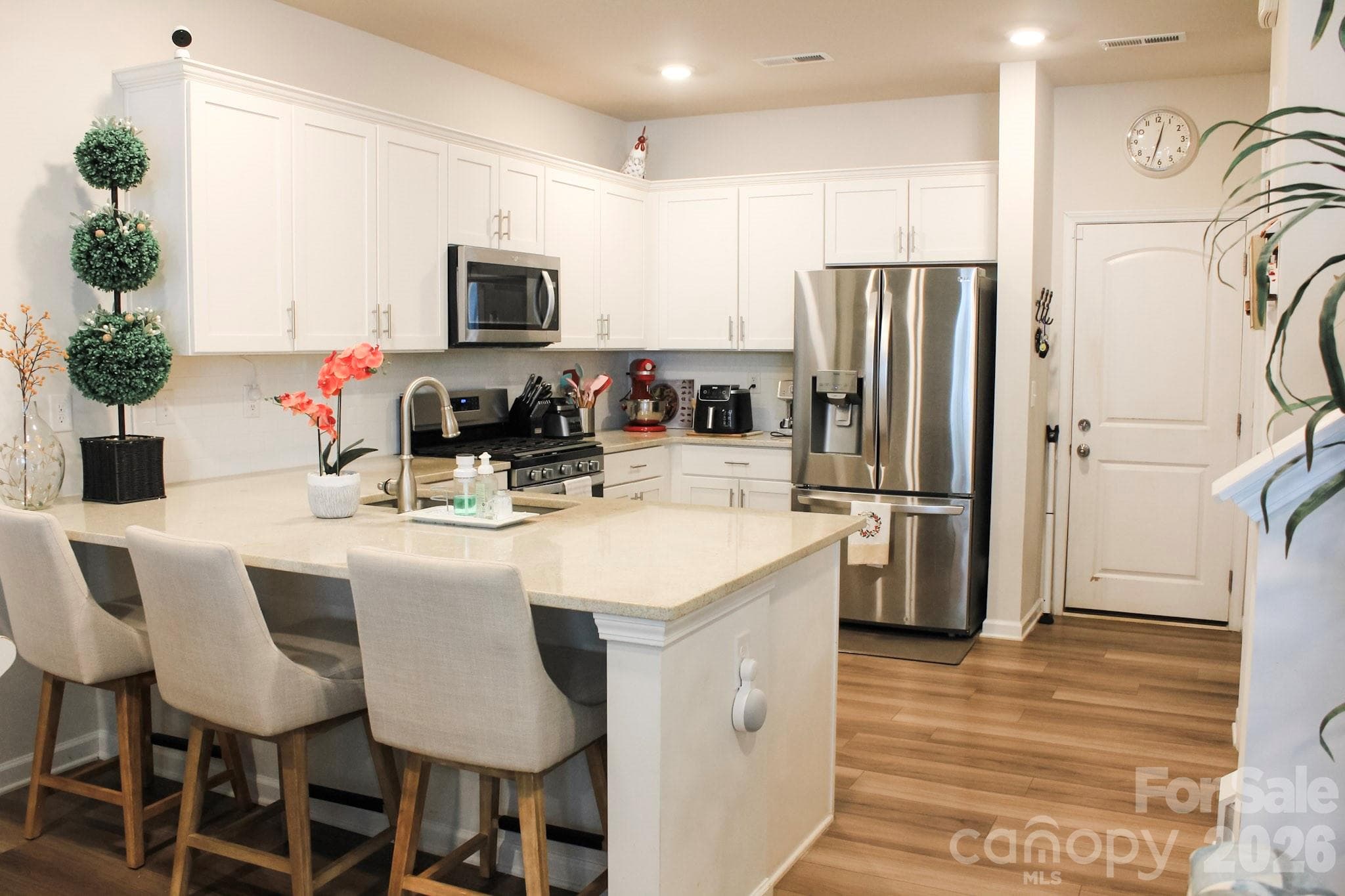 Kitchen with breakfast bar - Rock Hill