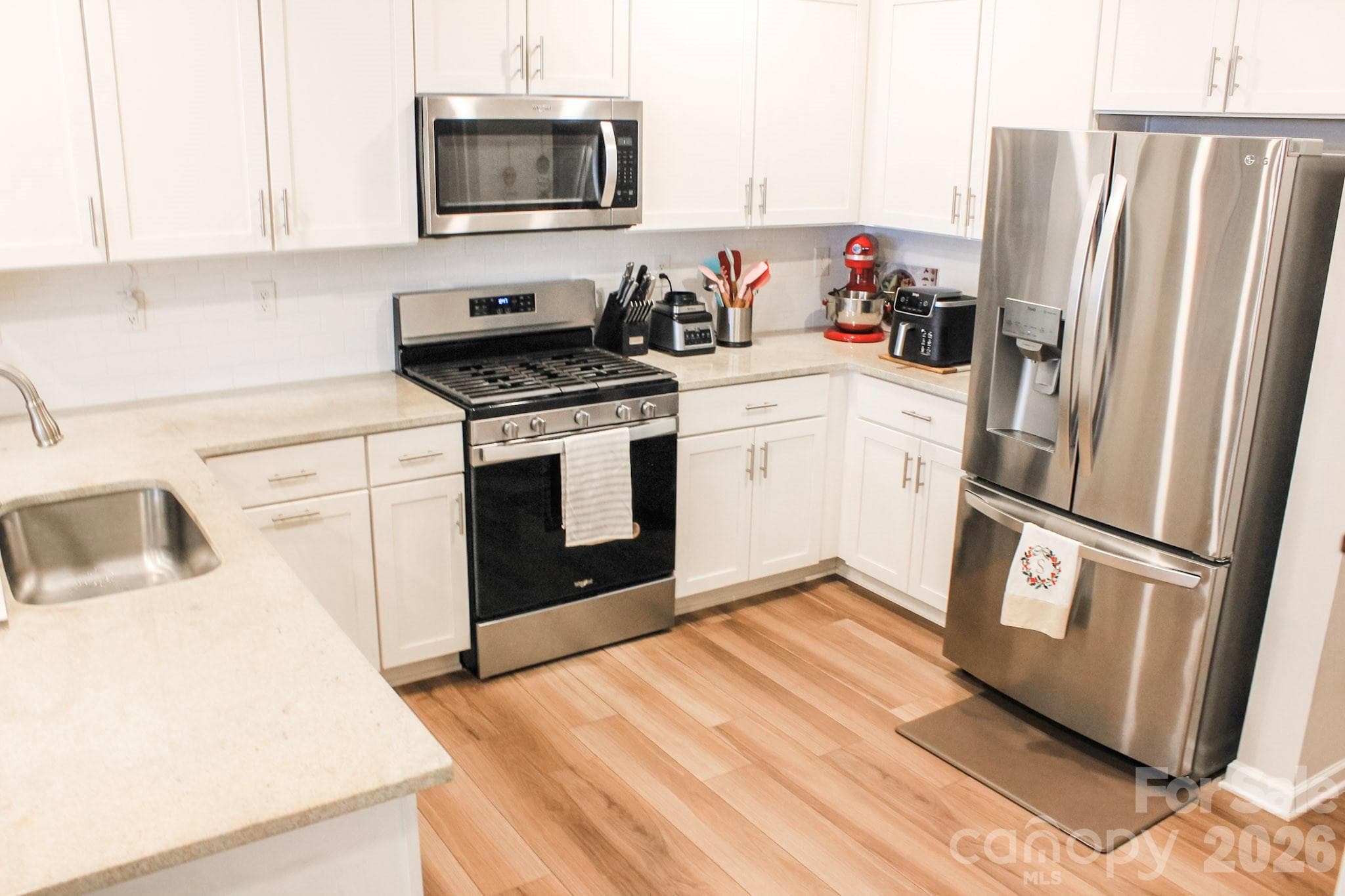 Stainless appliances and granite countertops - 1925 Plath Top Road, Rock Hill