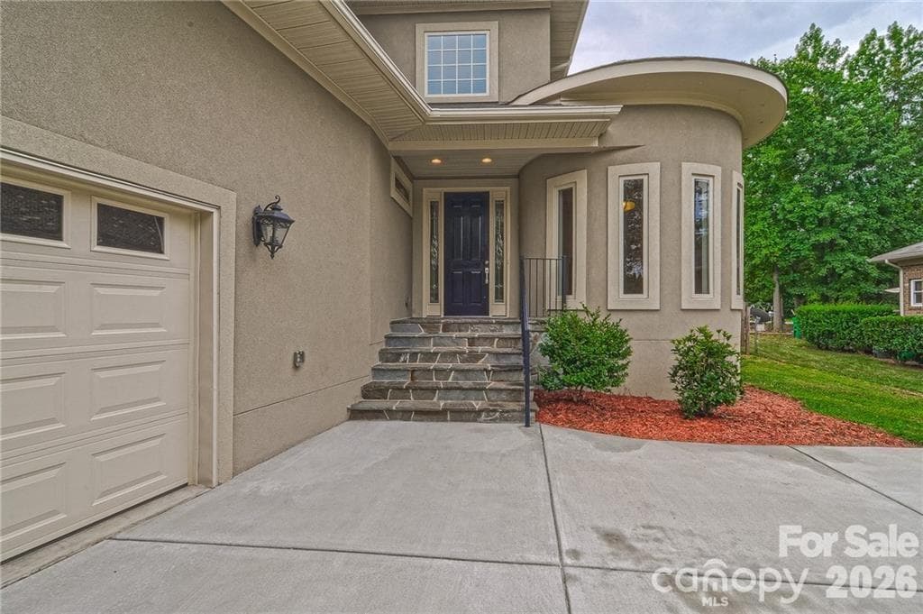 Single Family Residence at 10136 Fairlea Drive, Charlotte, photo 2 of 24