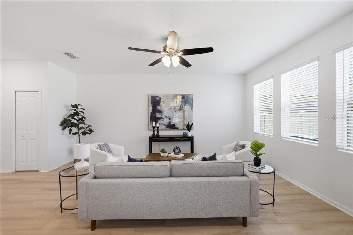 Spacious Living Room - 5718 LOS ROBLES CT, PALMETTO
