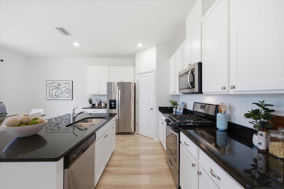 Granite Counter top with Stainless Steel Appliances - 5718 LOS ROBLES CT, PALMETTO