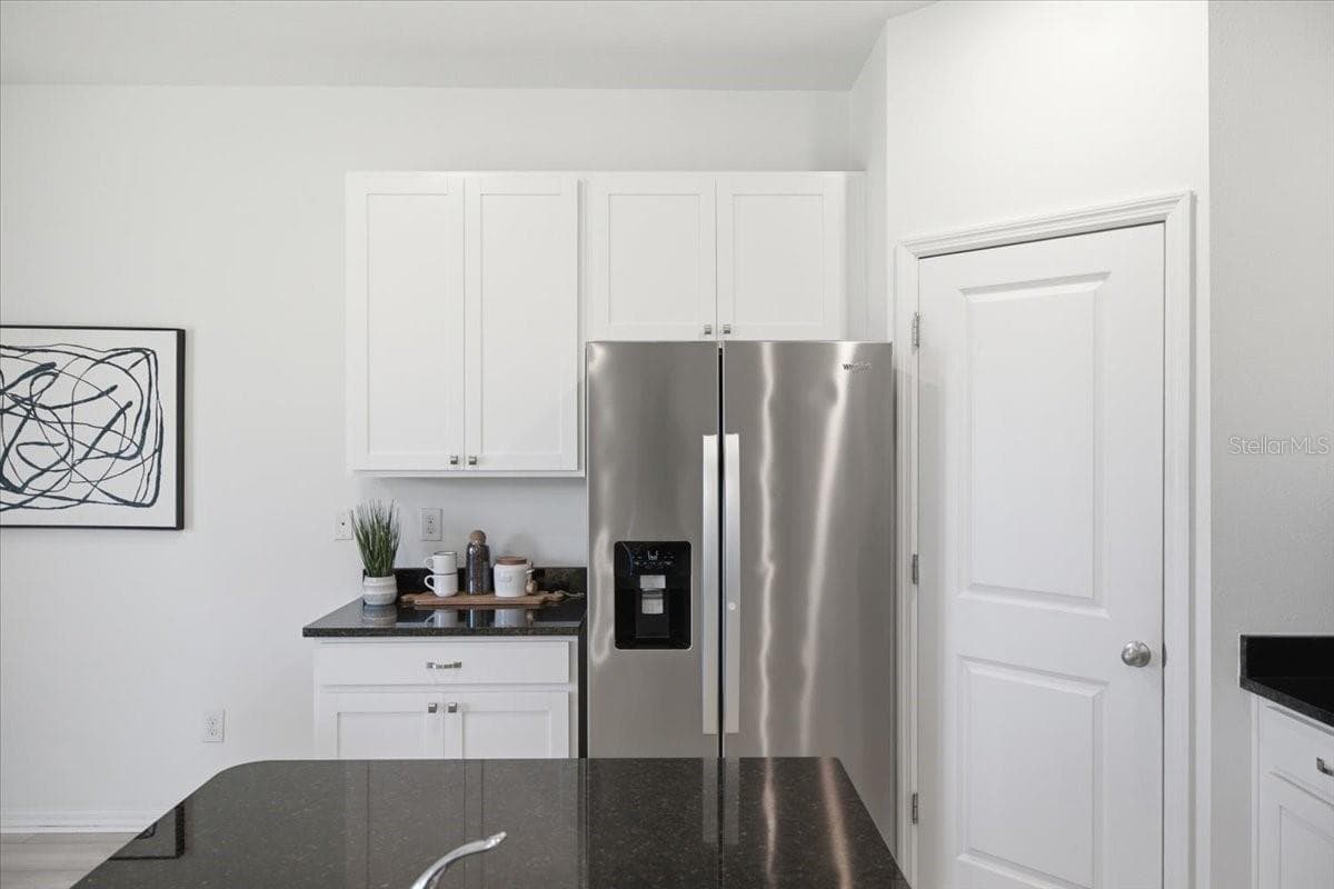 Corner Pantry - 5718 LOS ROBLES CT, PALMETTO