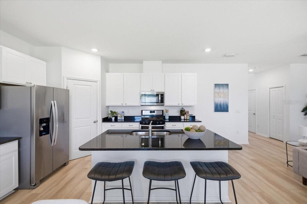 Island with Breakfast Bar - 5718 LOS ROBLES CT, PALMETTO