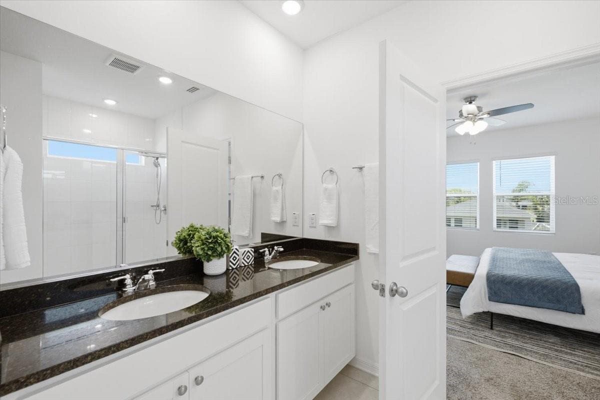 En Suite Primary Bath w/ Walk-In Closet, Large Walk-In Shower, Dual Sinks, & Water Closet - 5718 LOS ROBLES CT, PALMETTO