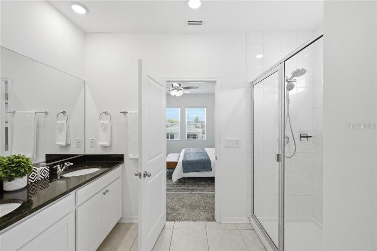 En Suite Primary Bath w/ Walk-In Closet, Large Walk-In Shower, Dual Sinks, & Water Closet - 5718 LOS ROBLES CT, PALMETTO