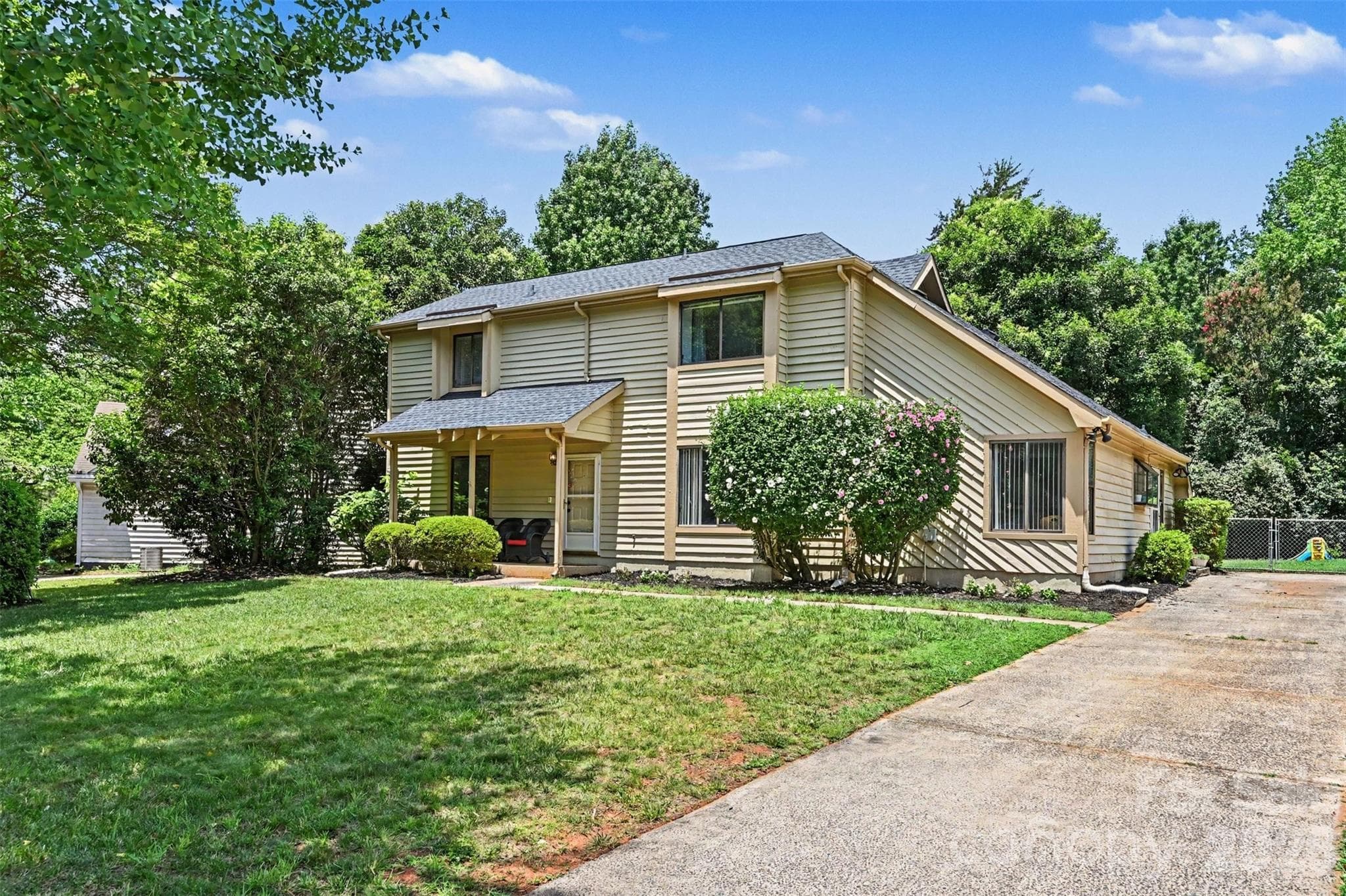 Single Family Residence at 611 Mattingwood Drive, Charlotte, photo 3 of 29