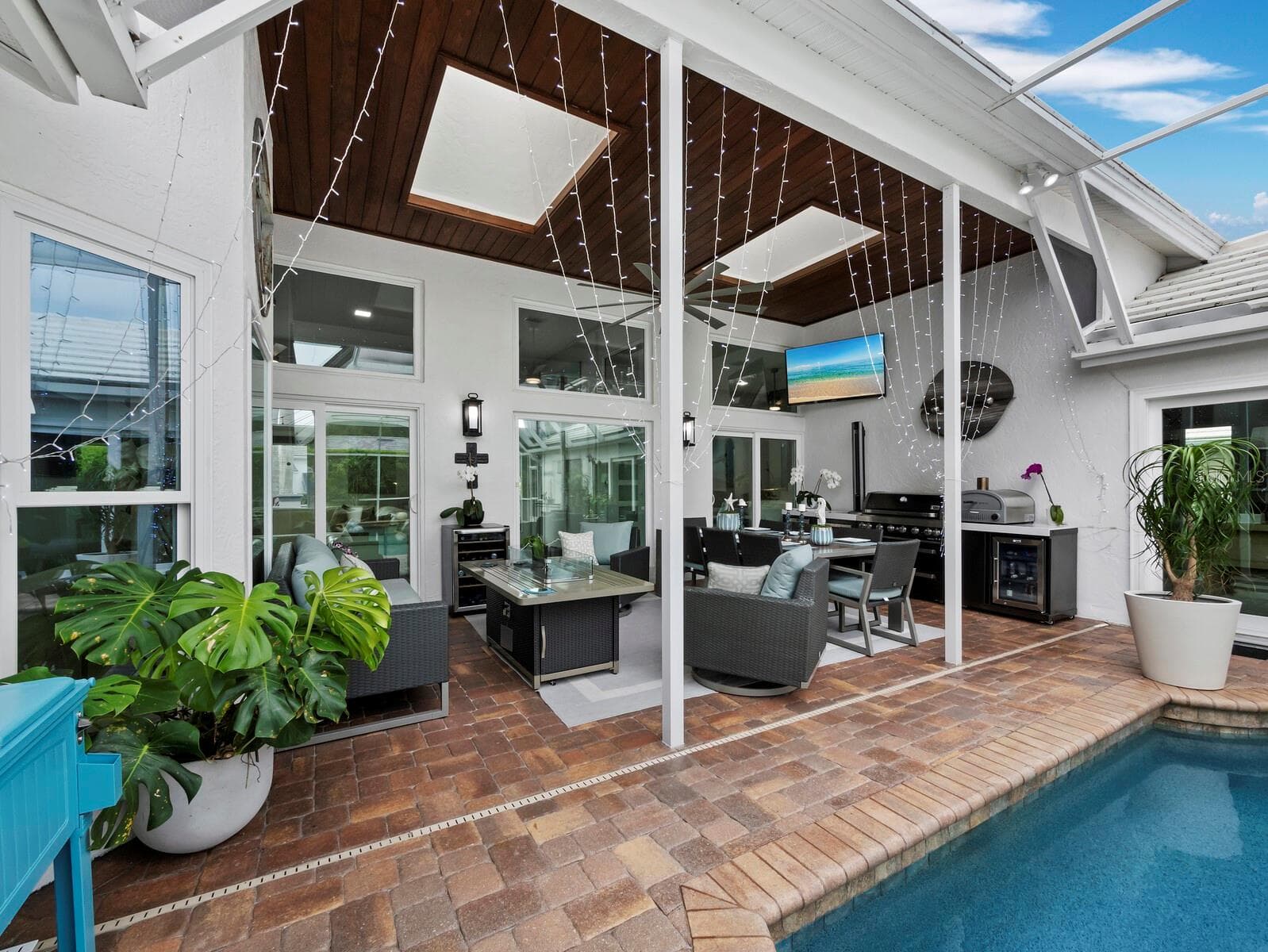 Pool Lania with high ceilings, 2-skylights, Fan/light - 206 FOUR KNOT LN, OSPREY