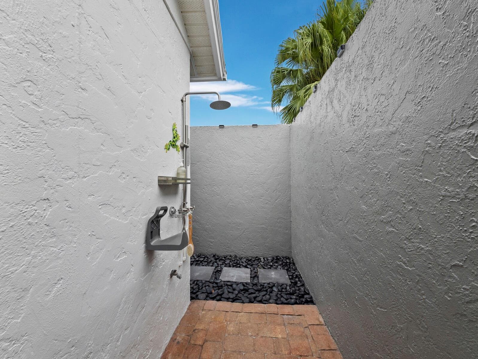 outdoor shower - 206 FOUR KNOT LN, OSPREY