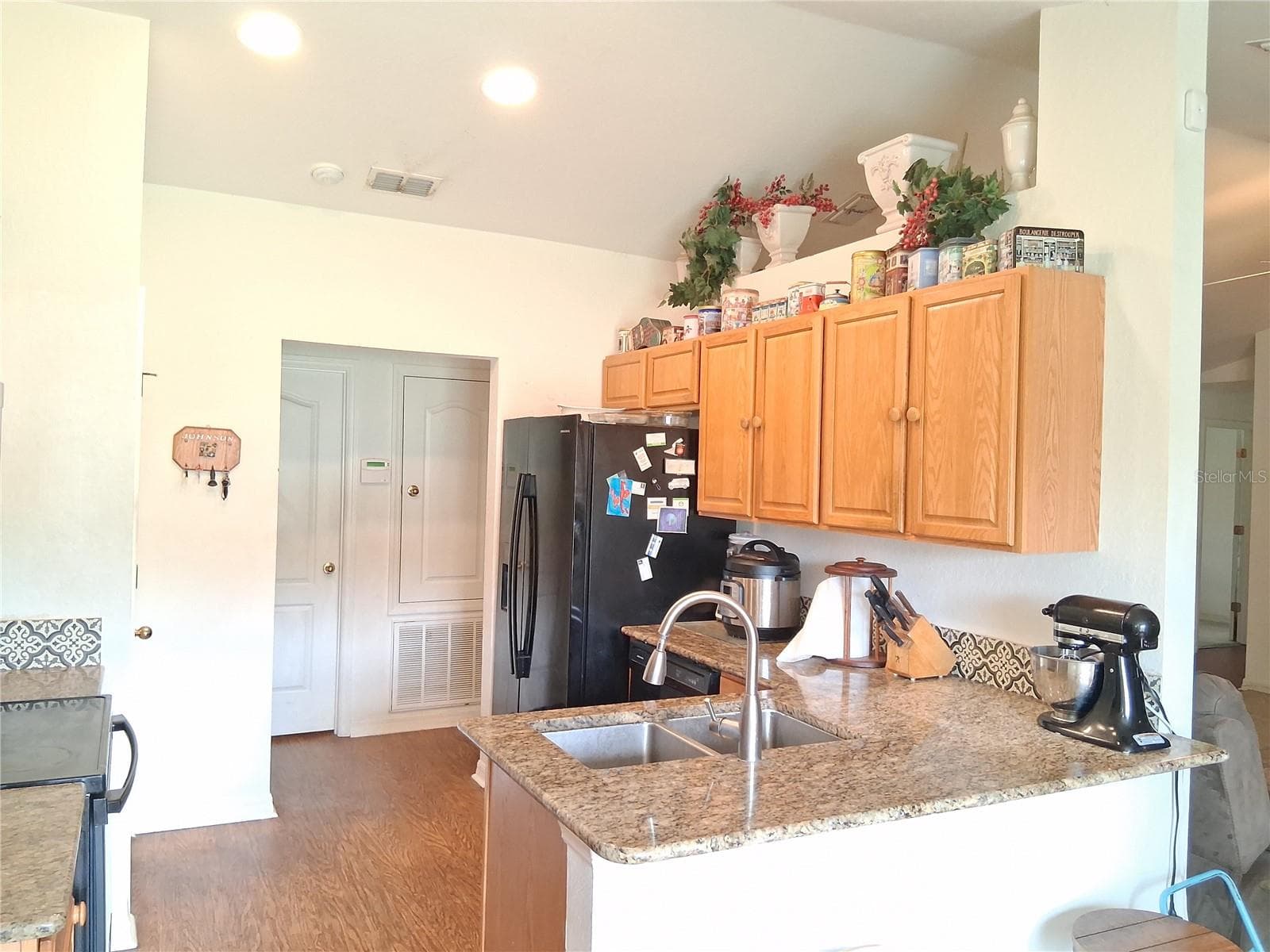 Kitchen with breakfast bar - 6759 ASHBURY DR, LAKELAND