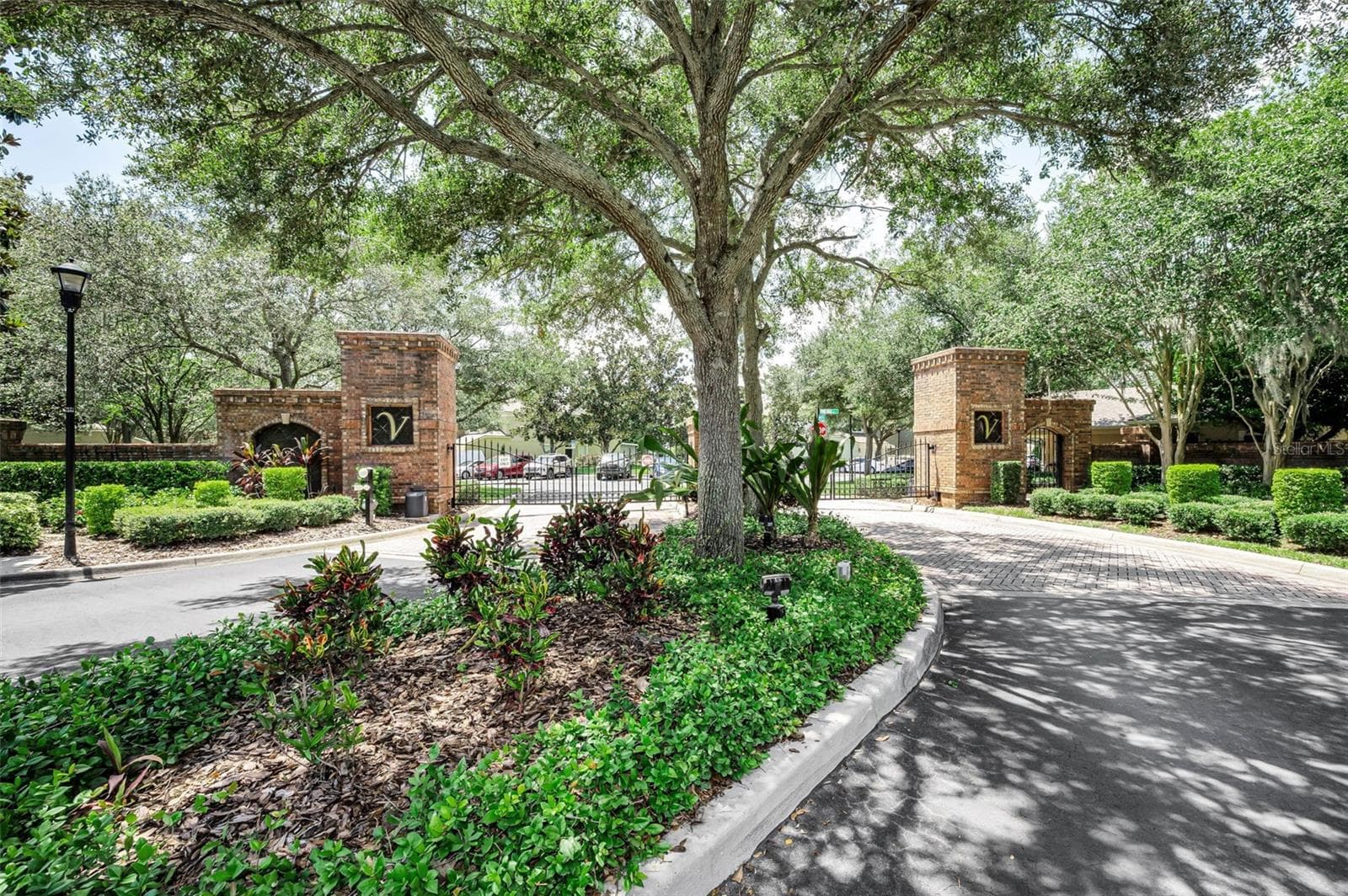 Established and elegant entrance to your home in Valhalla - 10155 HAVERHILL RIDGE DR, RIVERVIEW