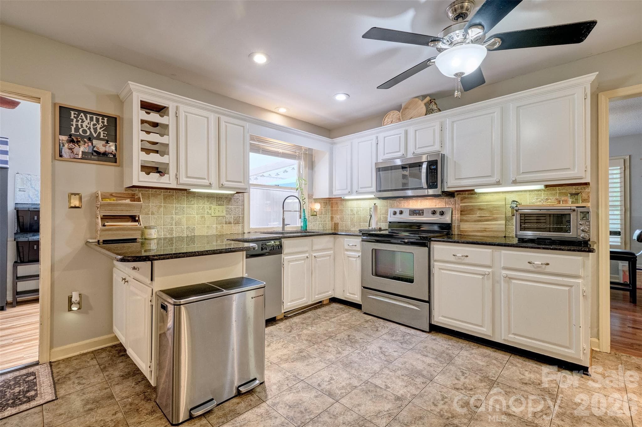 Spacious kitchen with Granite Counters - 18 Shipmaster Court, Lake Wylie