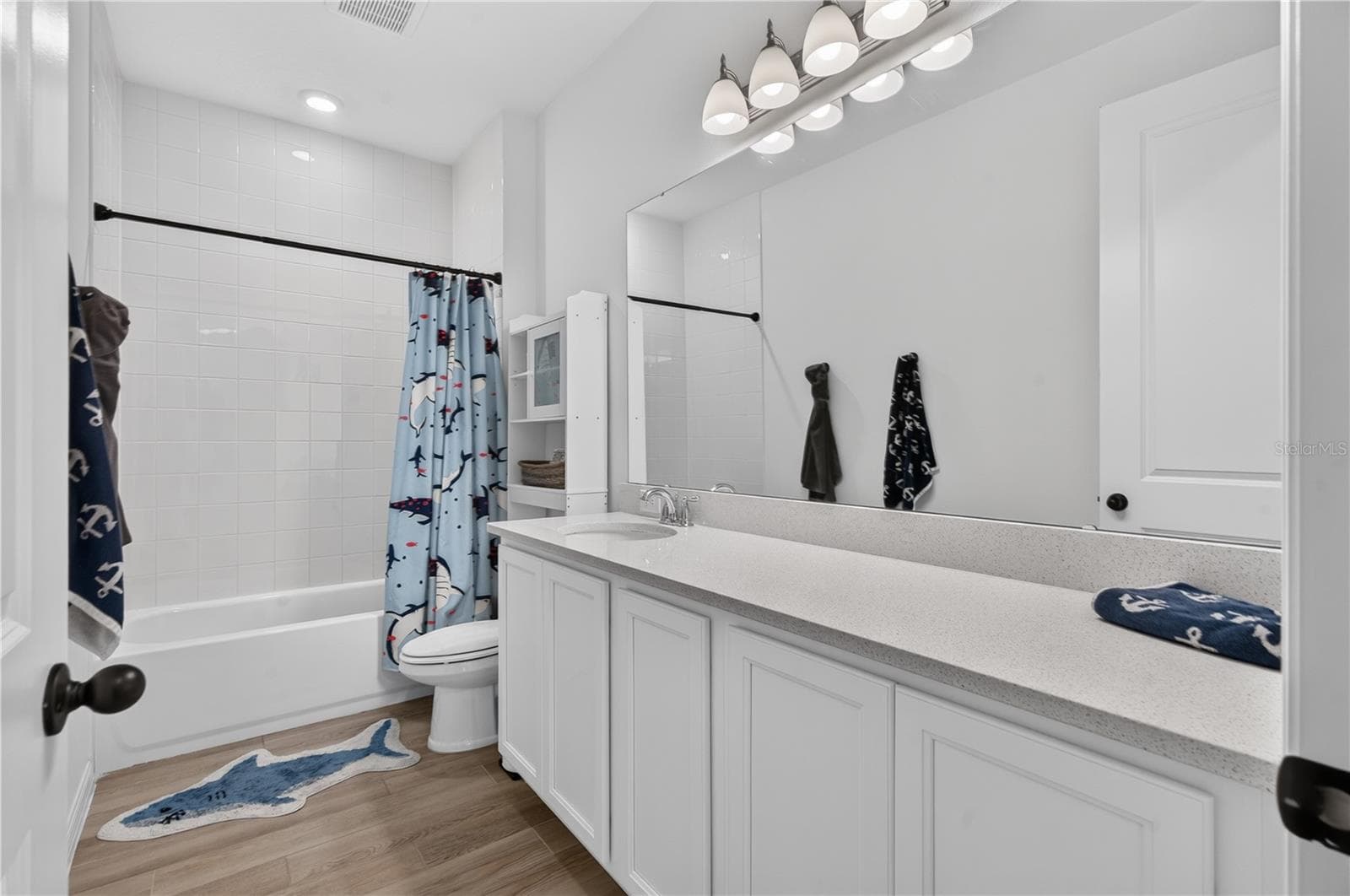 Second Bathroom with shower & tub - 1113 PEARL TREE RD, DELTONA