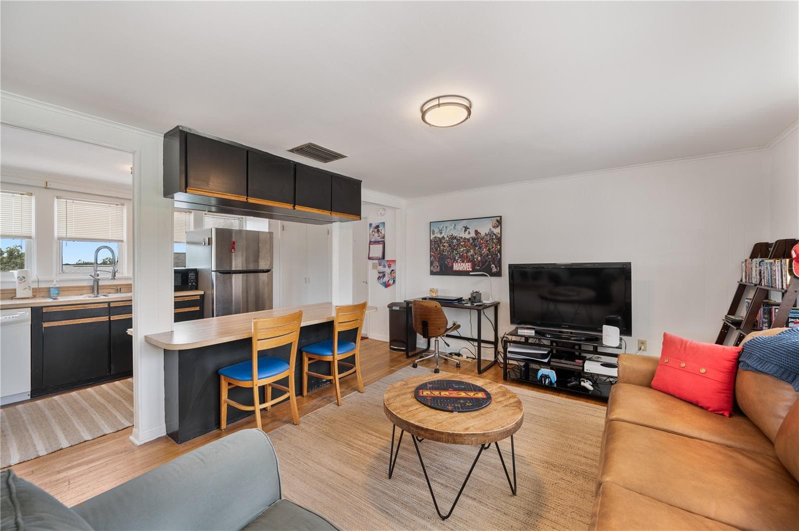 Open-concept with eat-in bar area - 1102 MELTON AVE, LAKELAND