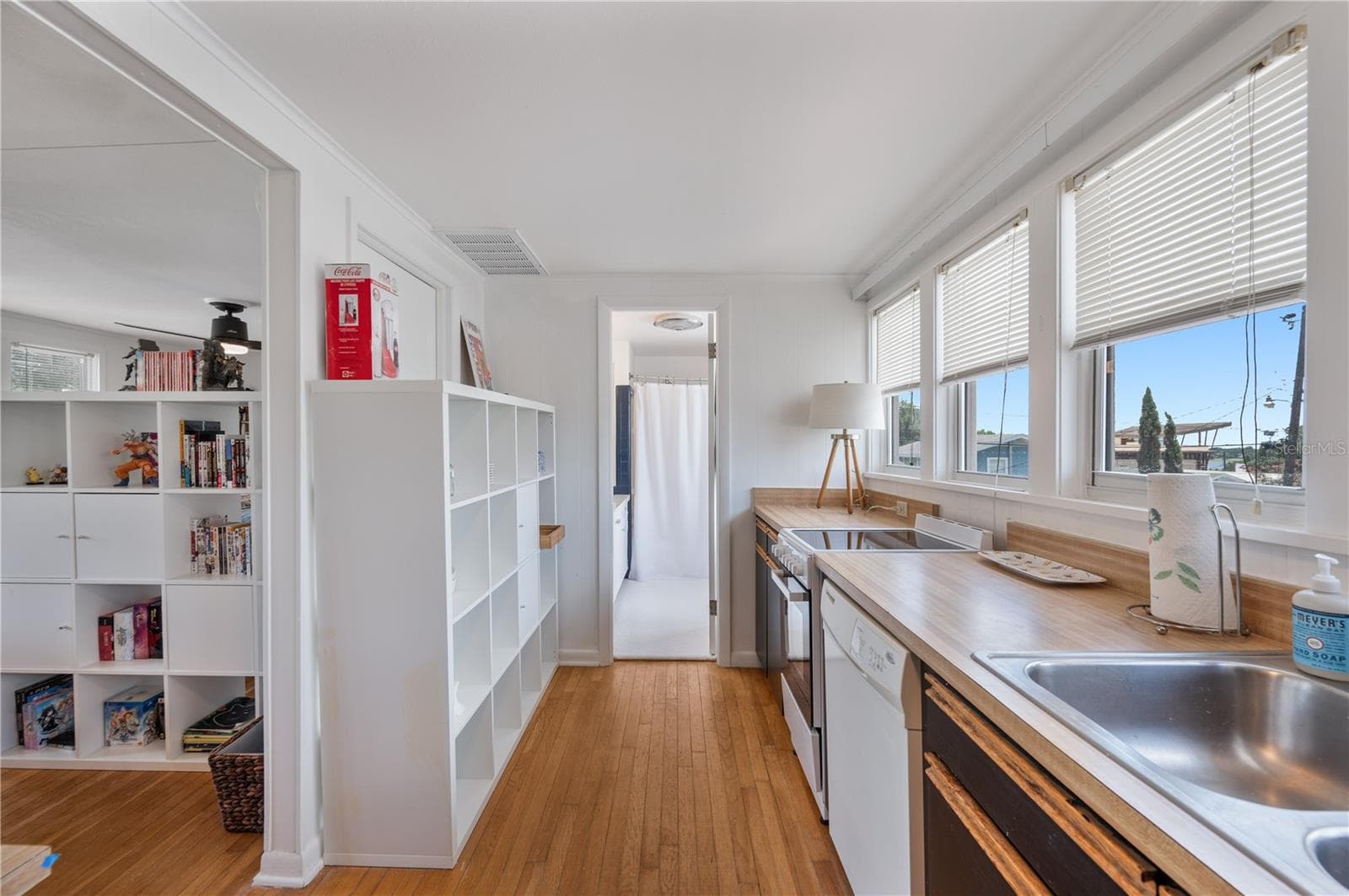 Kitchen with view into full bathroom - 1102 MELTON AVE, LAKELAND