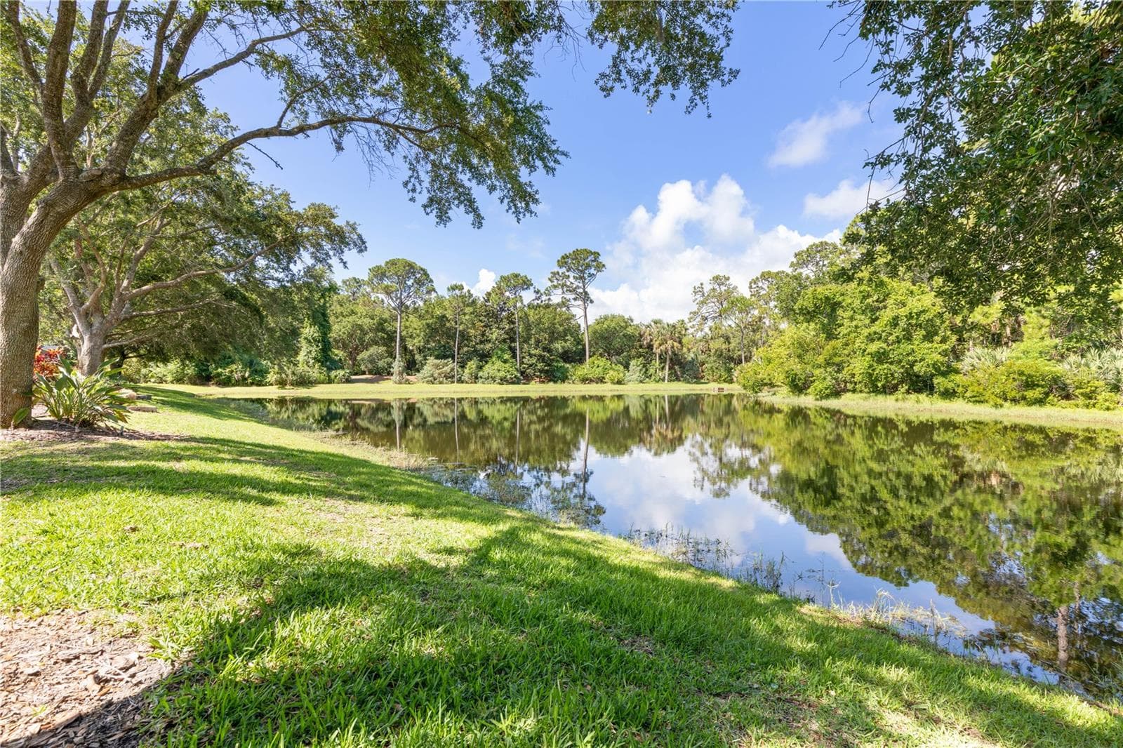 BEAUTIFUL LAKE VIEWS - 15 TANGLEWOOD CT, PALM COAST