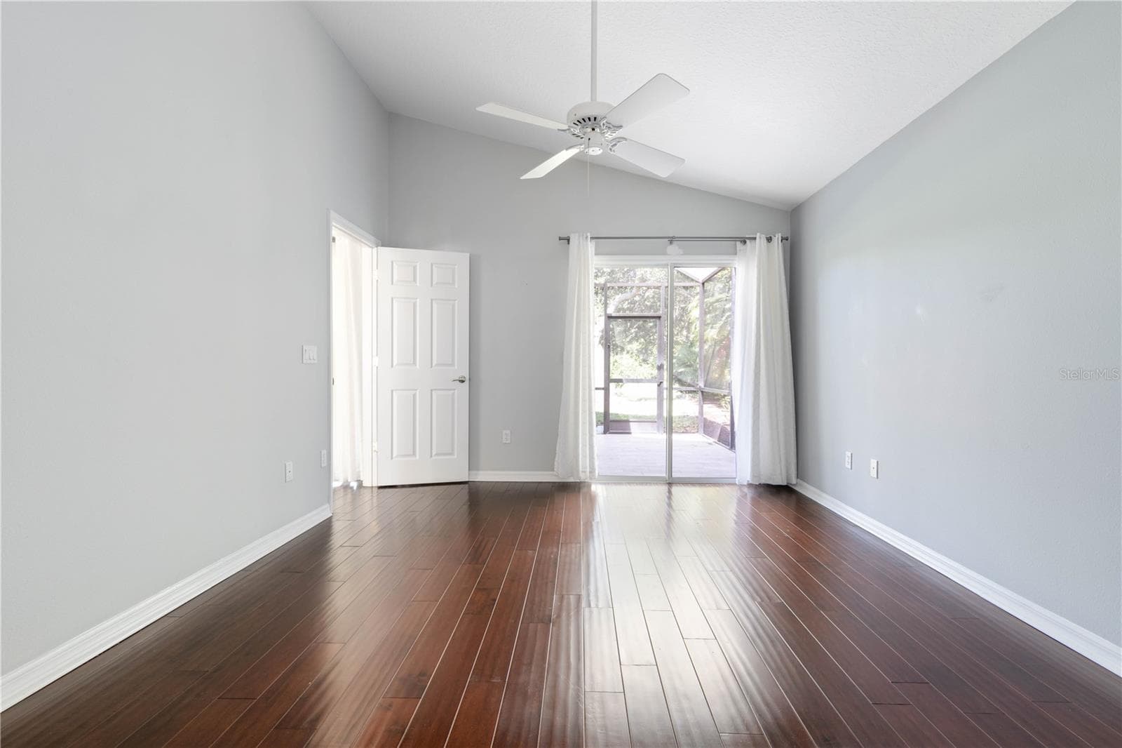 PRIMARY ENSUITE OVERLOOKING LAKE - 15 TANGLEWOOD CT, PALM COAST