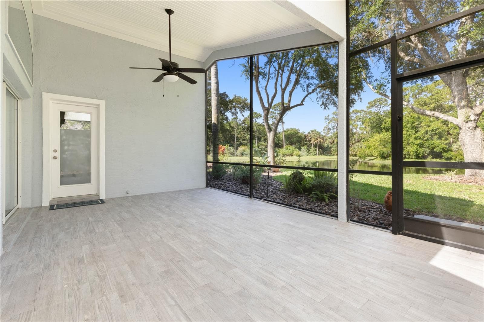 SCREENED PORCH OVERLOOKING LAKE - 15 TANGLEWOOD CT, PALM COAST