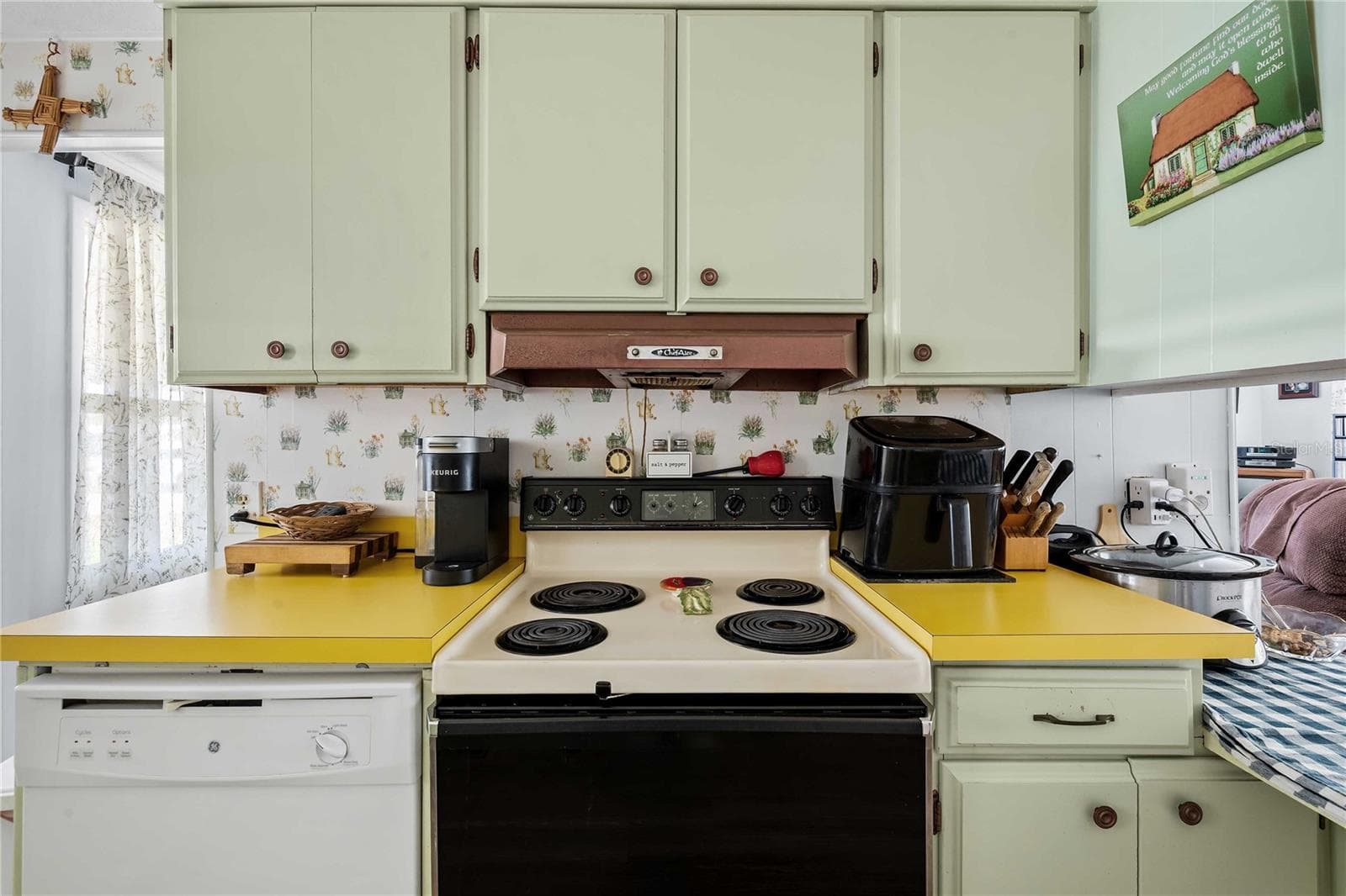 Just to the right of the stove is an eat-in area too - 5301 FLINT ST, ZEPHYRHILLS
