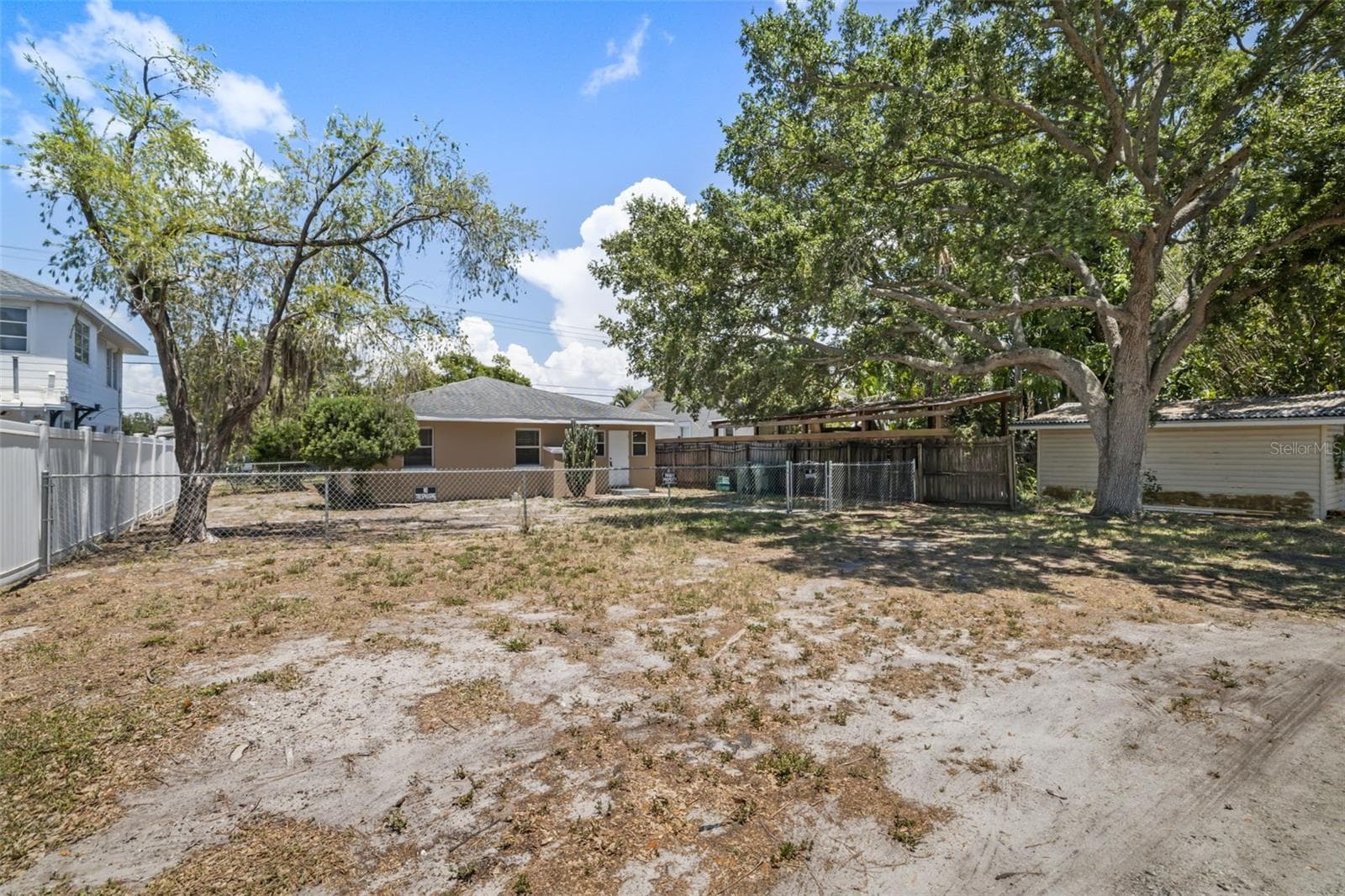 Large backyard off alley. Extra Parking or room to expand yard. - 808 26TH ST W, BRADENTON