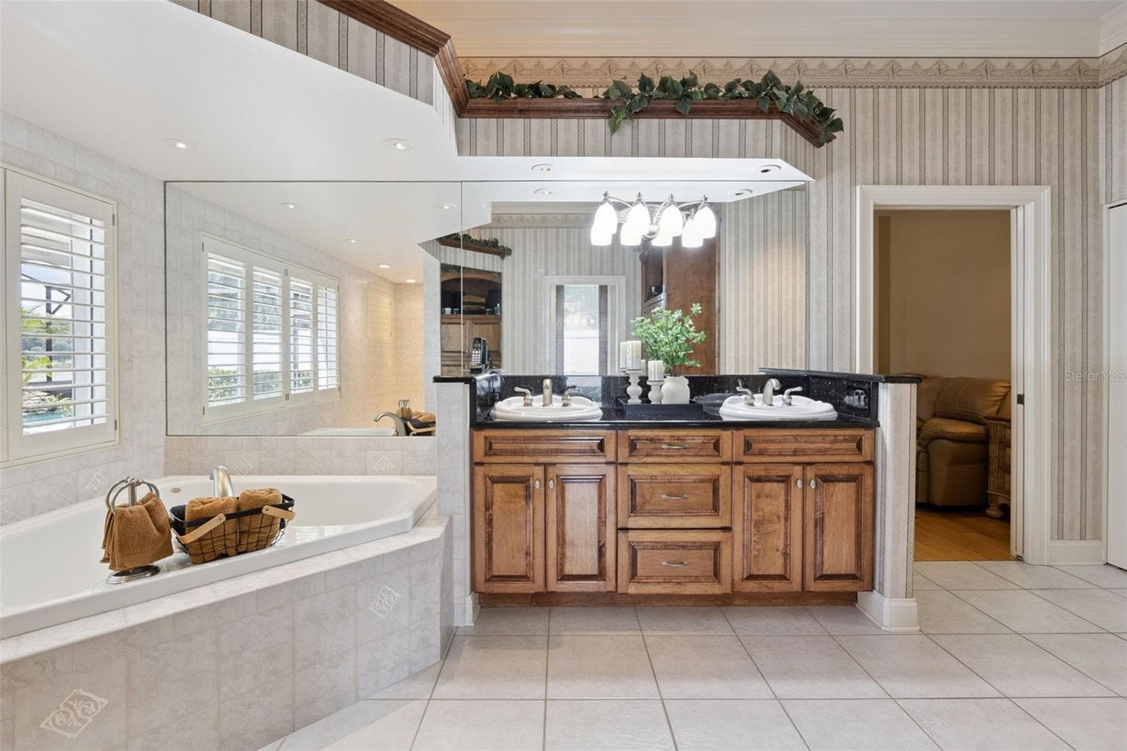 Dual Vanities and Jacuzzi tub - 605 OLD MOUNT DORA RD, EUSTIS