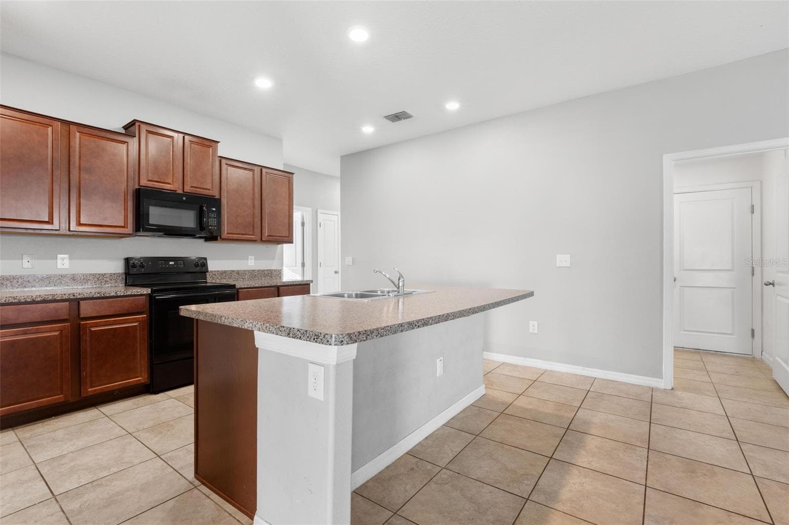Enjoy a spacious, fully fenced backyard with ample room for outdoor activities, future landscaping, or a custom patio expansion. - 6810 TRENT CREEK DR, SUN CITY CENTER