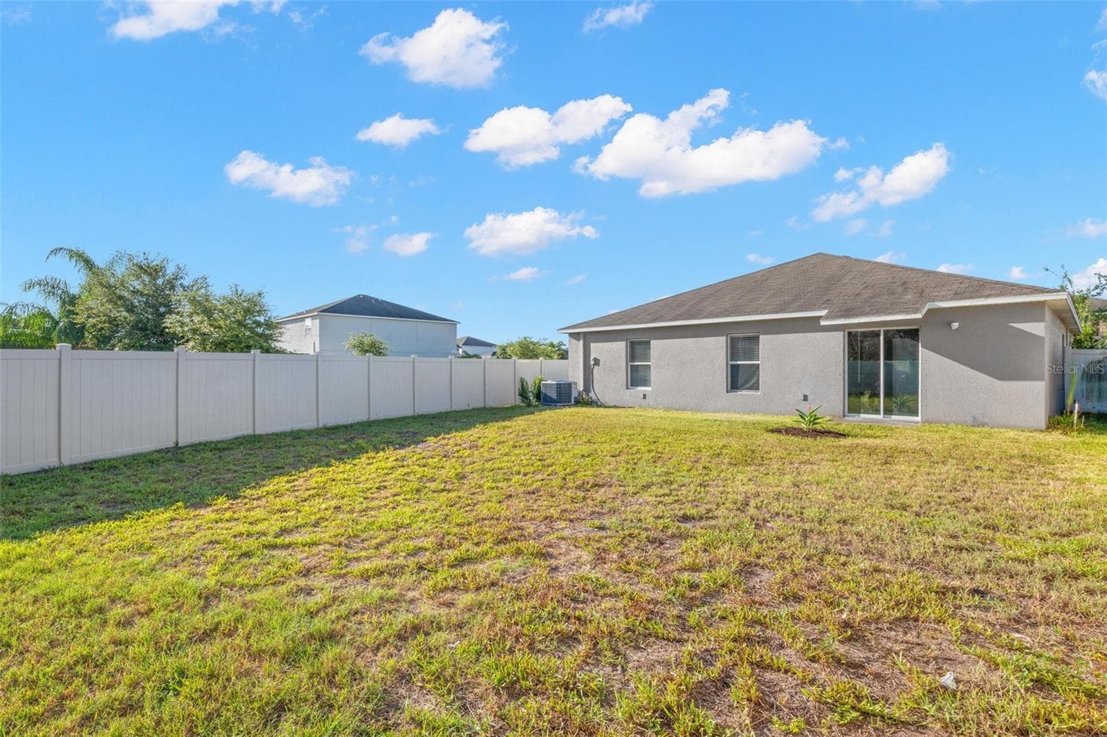 Enjoy a spacious, fully fenced backyard with ample room for outdoor activities, future landscaping, or a custom patio expansion. - 6810 TRENT CREEK DR, SUN CITY CENTER