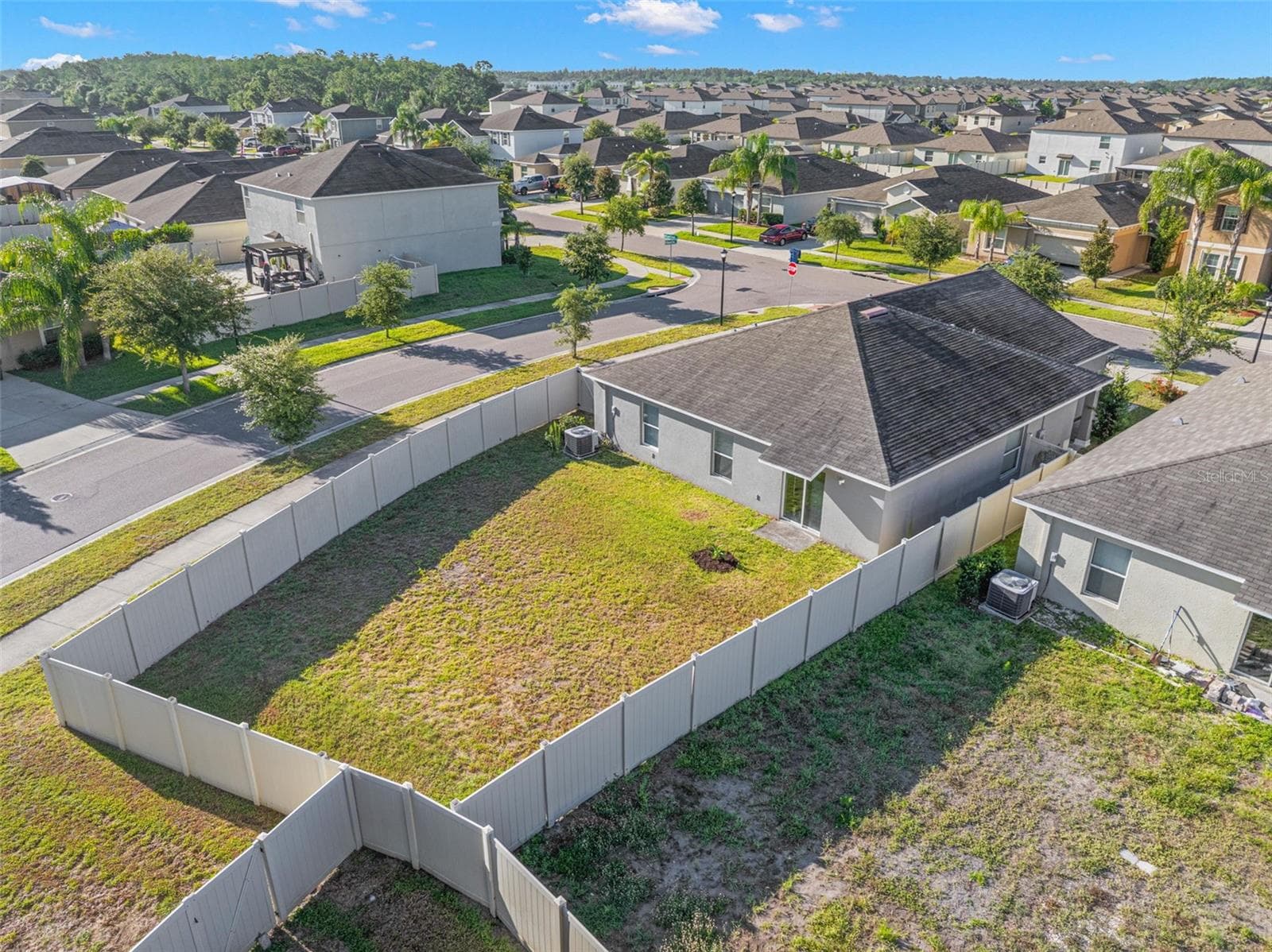 Enjoy a spacious, fully fenced backyard with ample room for outdoor activities, future landscaping, or a custom patio expansion. - 6810 TRENT CREEK DR, SUN CITY CENTER